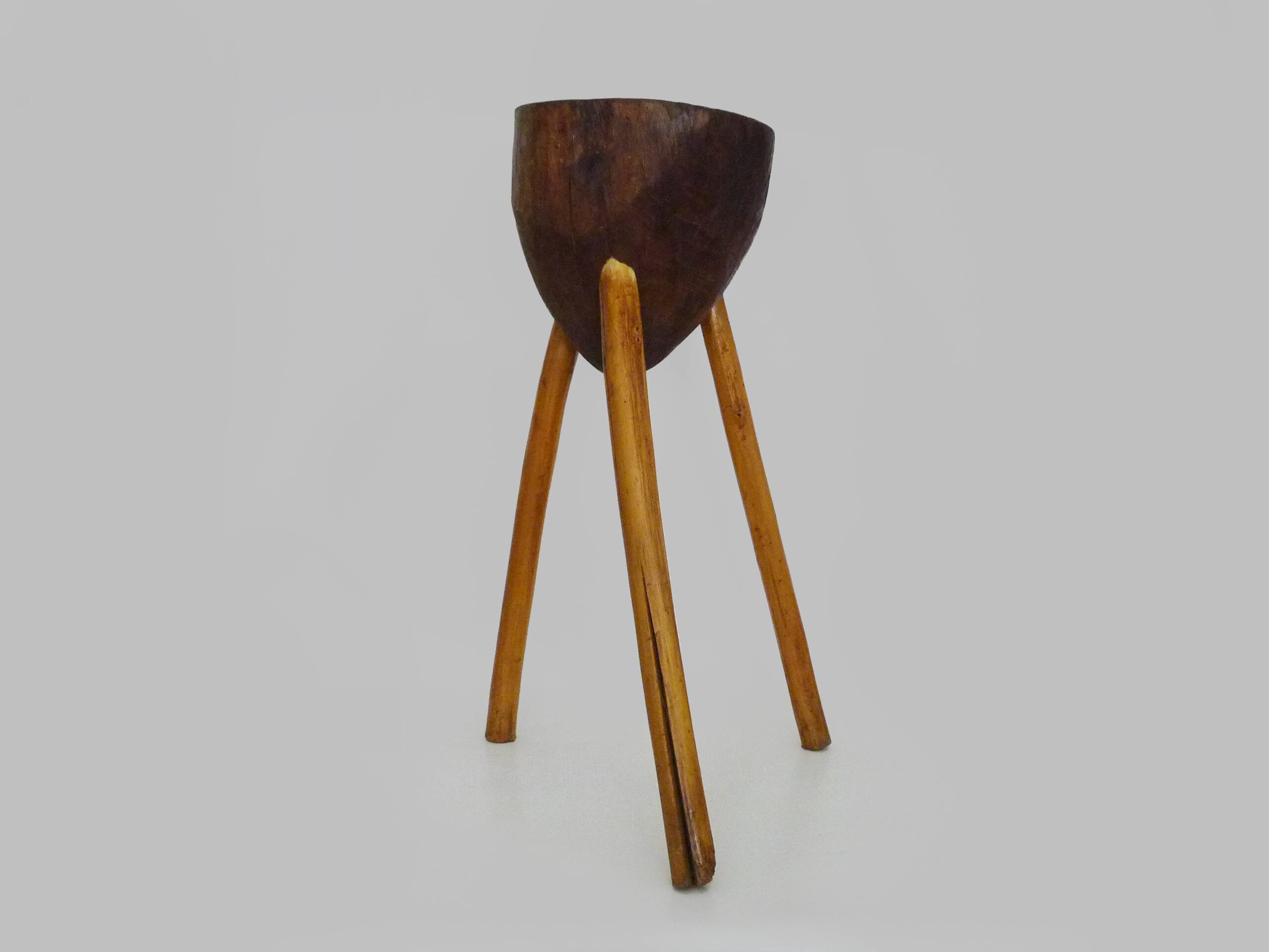 Ancien Billot de boucher tripode en chêne, sellette, tabouret. Années 5O