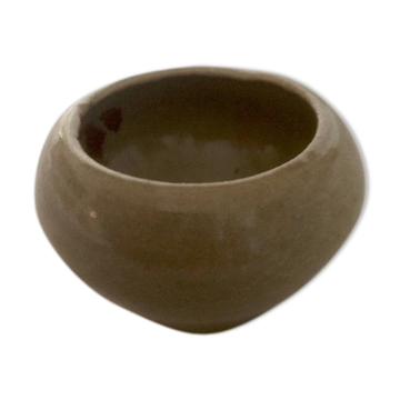 Miniature dishes in vintage sandstone