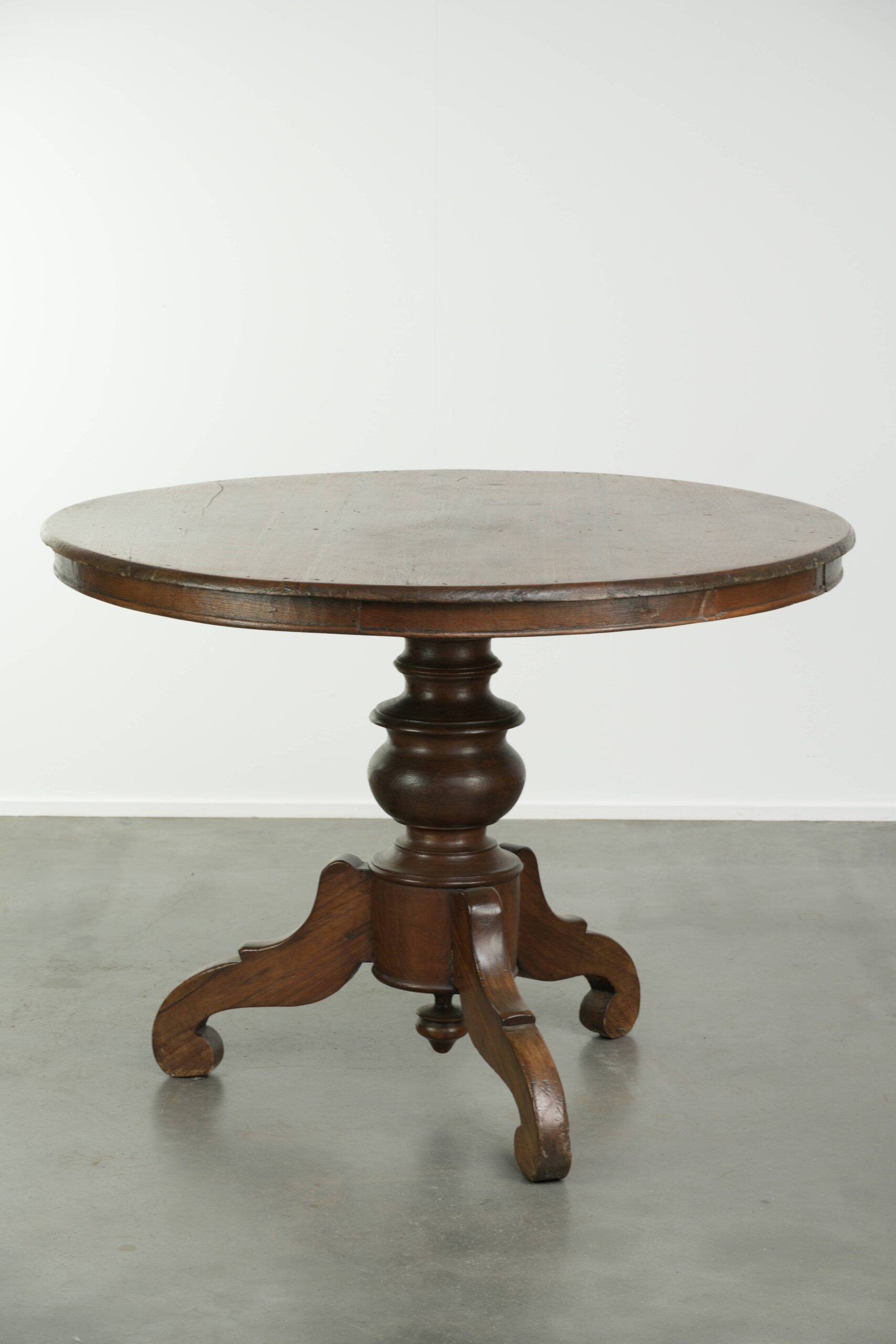 Table à manger ronde rustique en bois subtil avec une belle apparence.