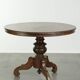 Table à manger ronde rustique en bois subtil avec une belle apparence.