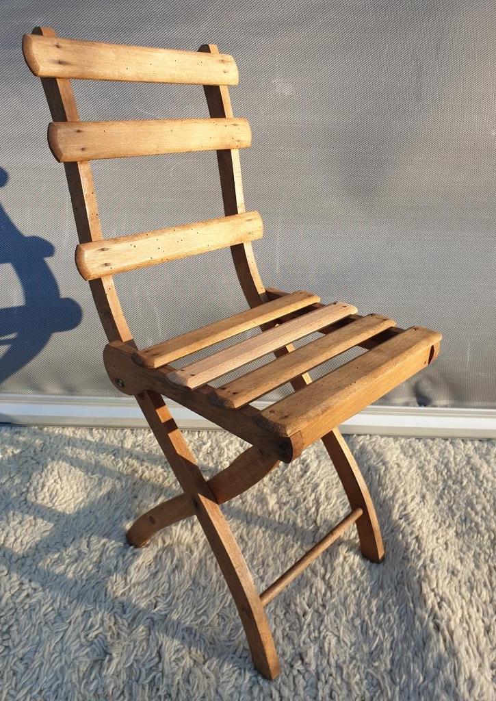 Foldable children's chair with beveled wooden slats