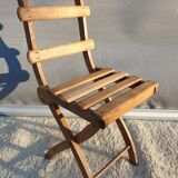 Foldable children's chair with beveled wooden slats