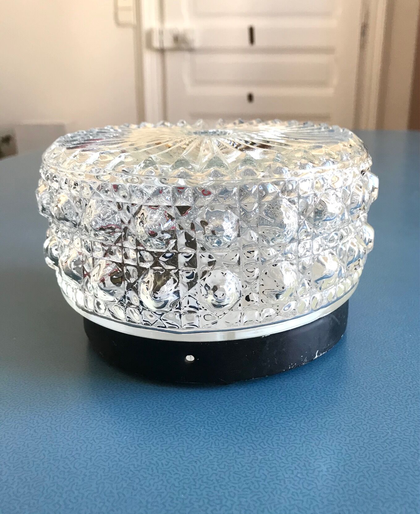 Round ceiling light in chiseled glass