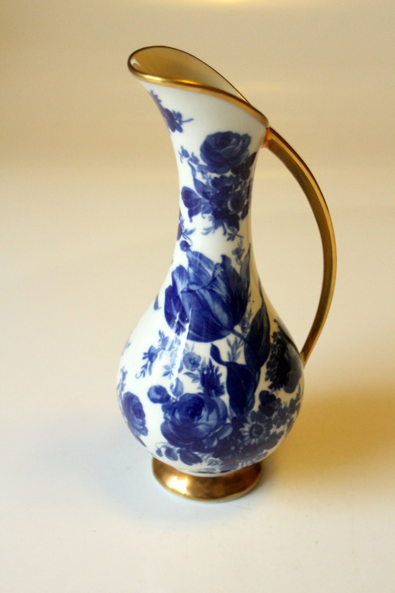 Porcelain vase by Bavaria Daphne in a real gold coat