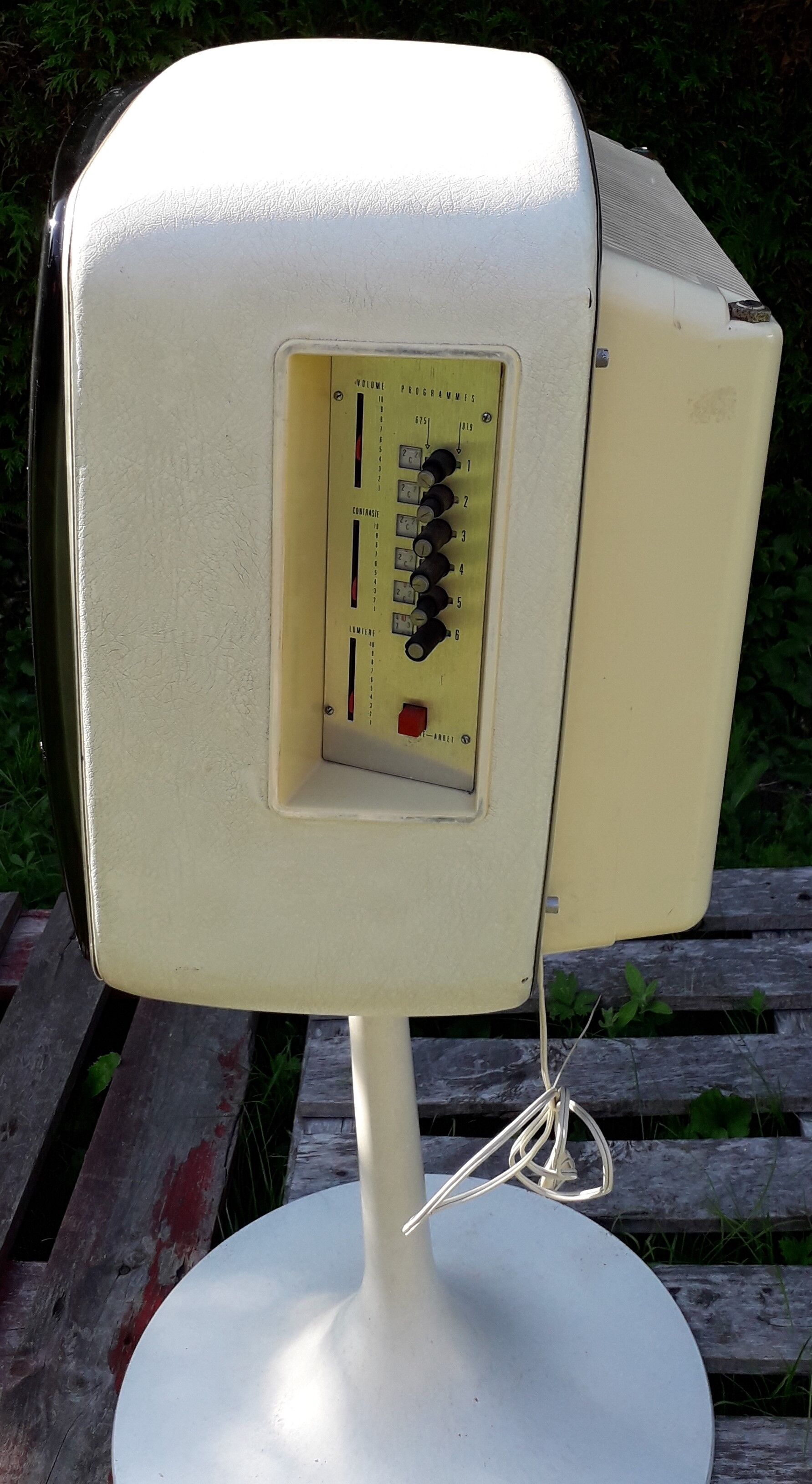 Télévision continental edison sur son pied tulipe