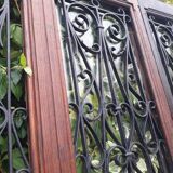 Porte d’entrée vitrée en chêne et grilles en fer, XIXème s.