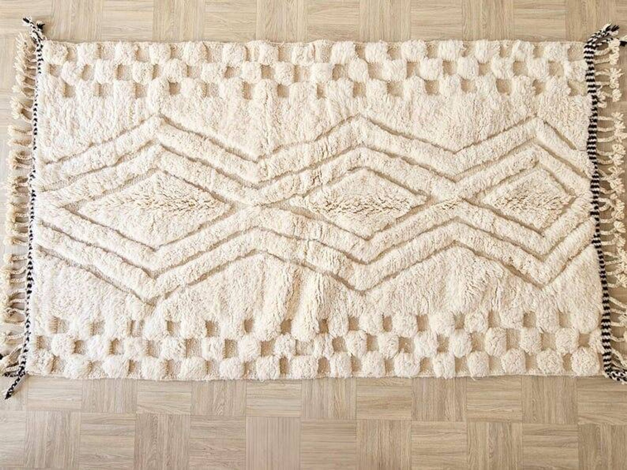 Handmade pure wool traditional white rug size 2/3 m