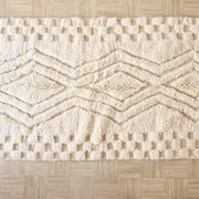 Handmade pure wool traditional white rug size 2/3 m