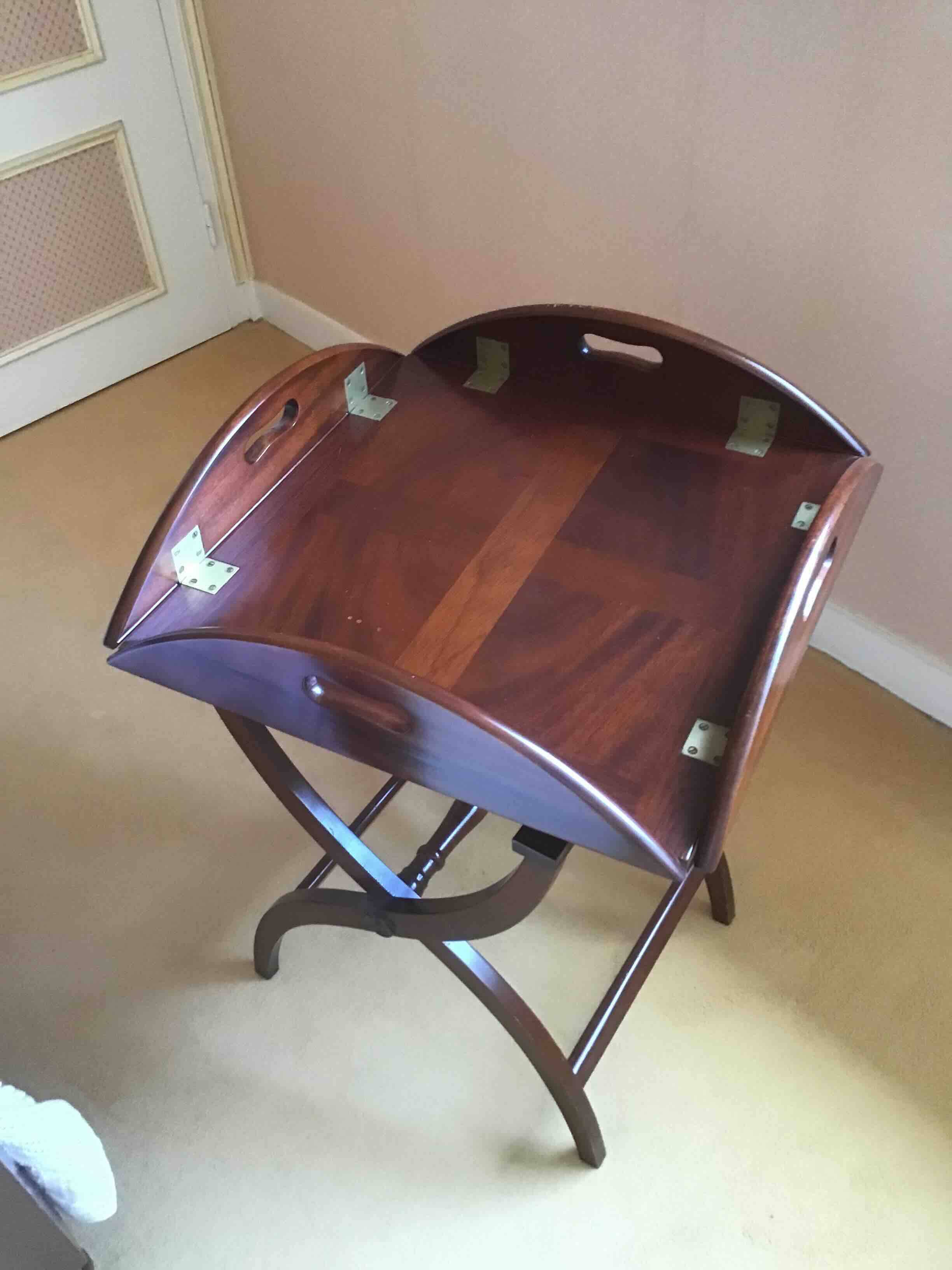 Beautiful marine table in solid mahogany, elegant and practical.