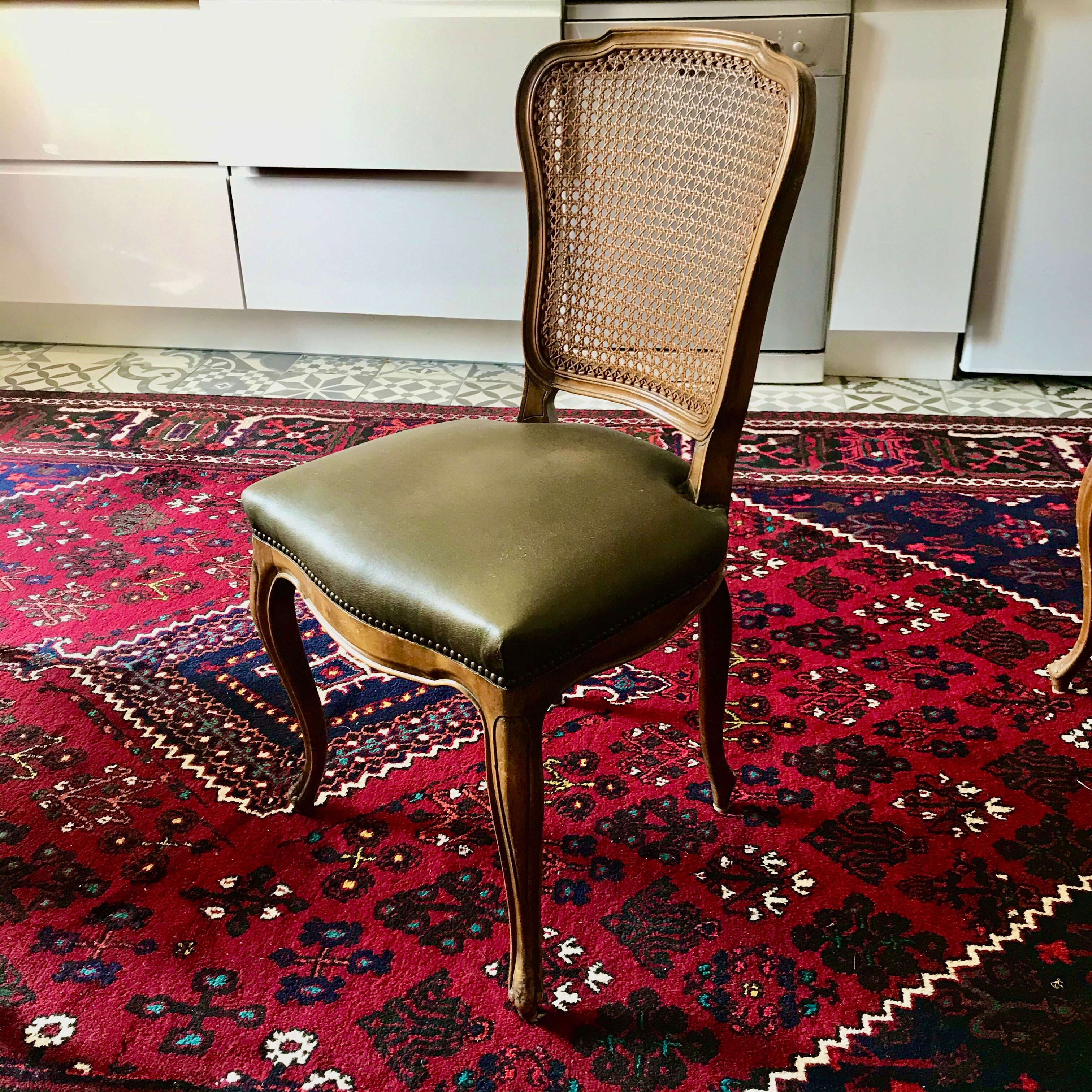 Suite de 4 chaises de style louis XV cannées assises en sky vert