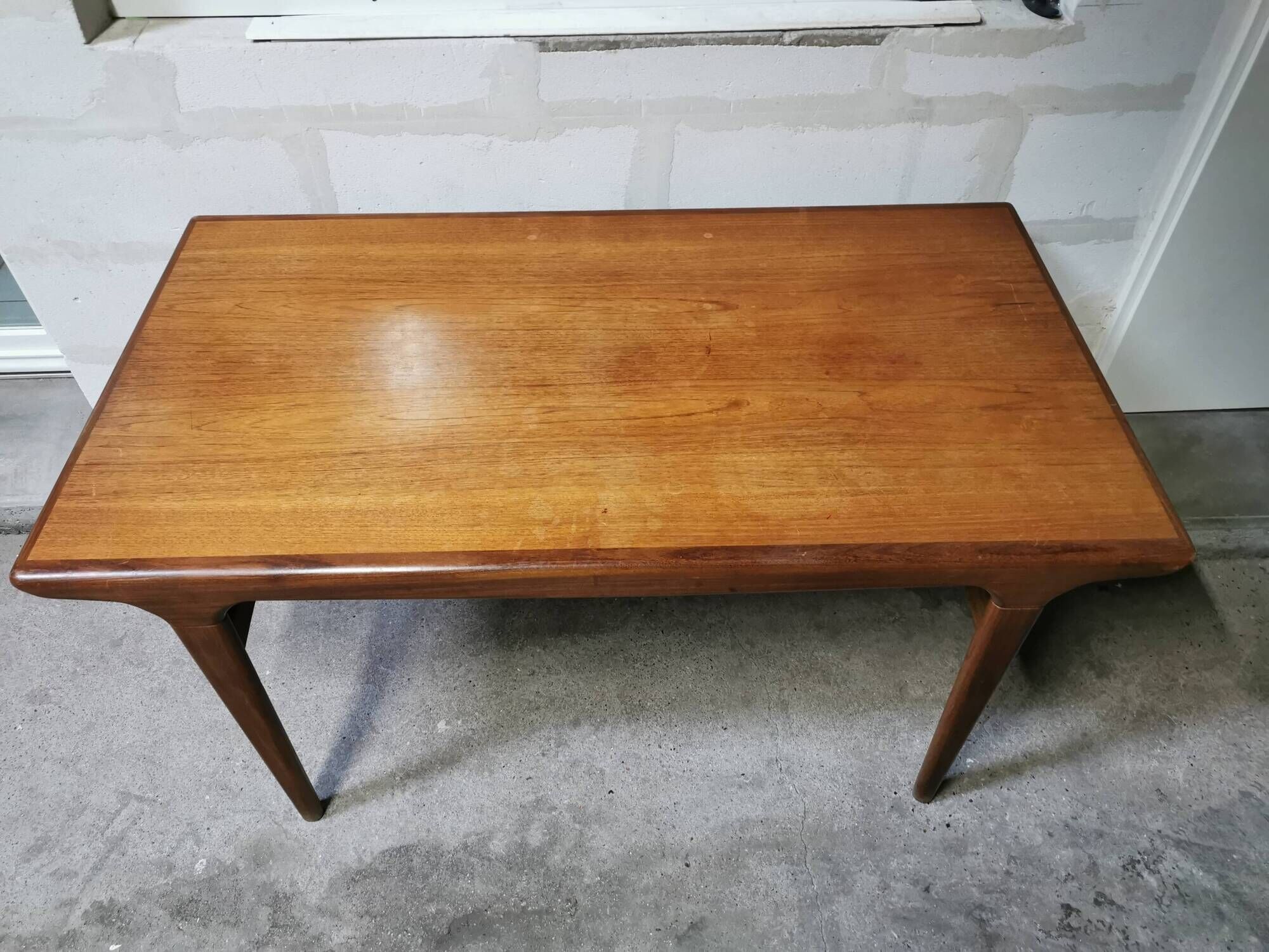 Vintage Scandinavian design table in Teak asymmetric extension by Johannes Andersen 1960