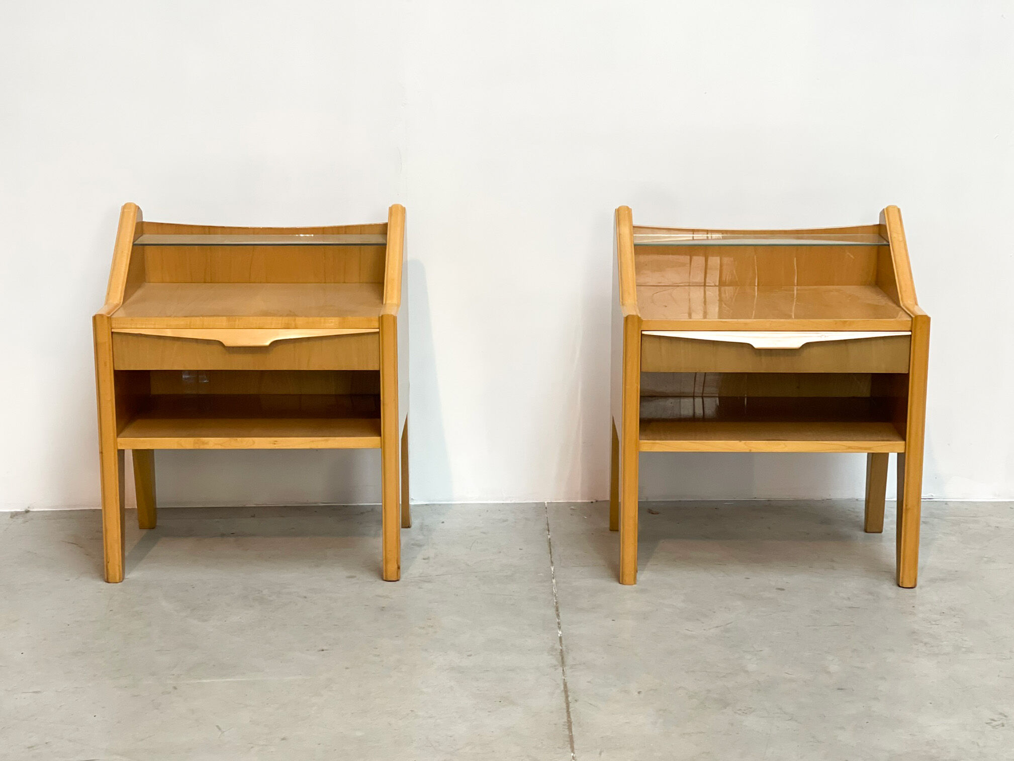 Deux tables de nuit italiennes