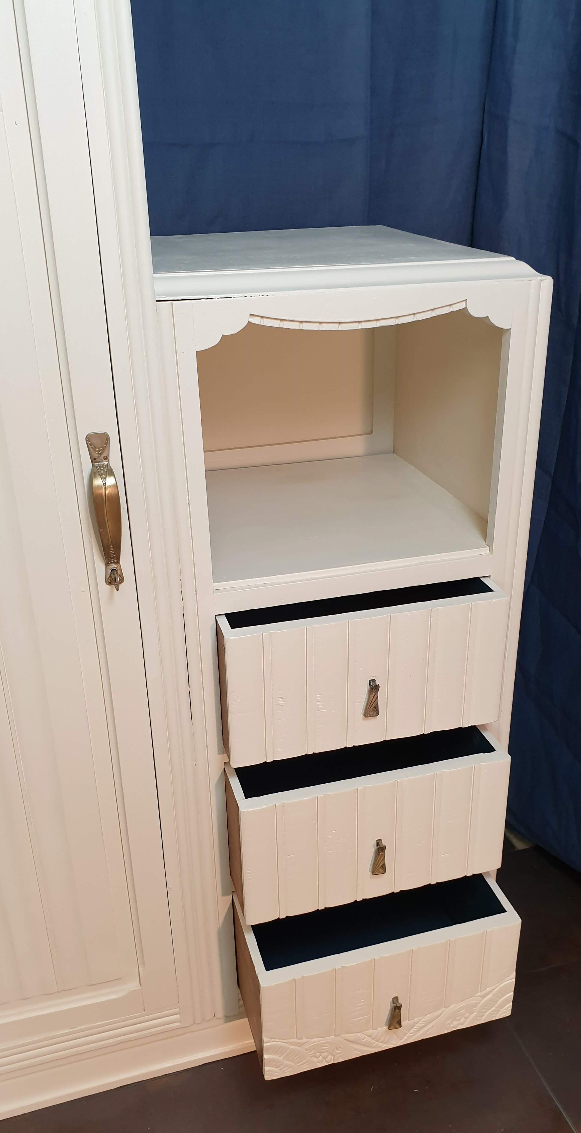 Asymmetrical cabinet