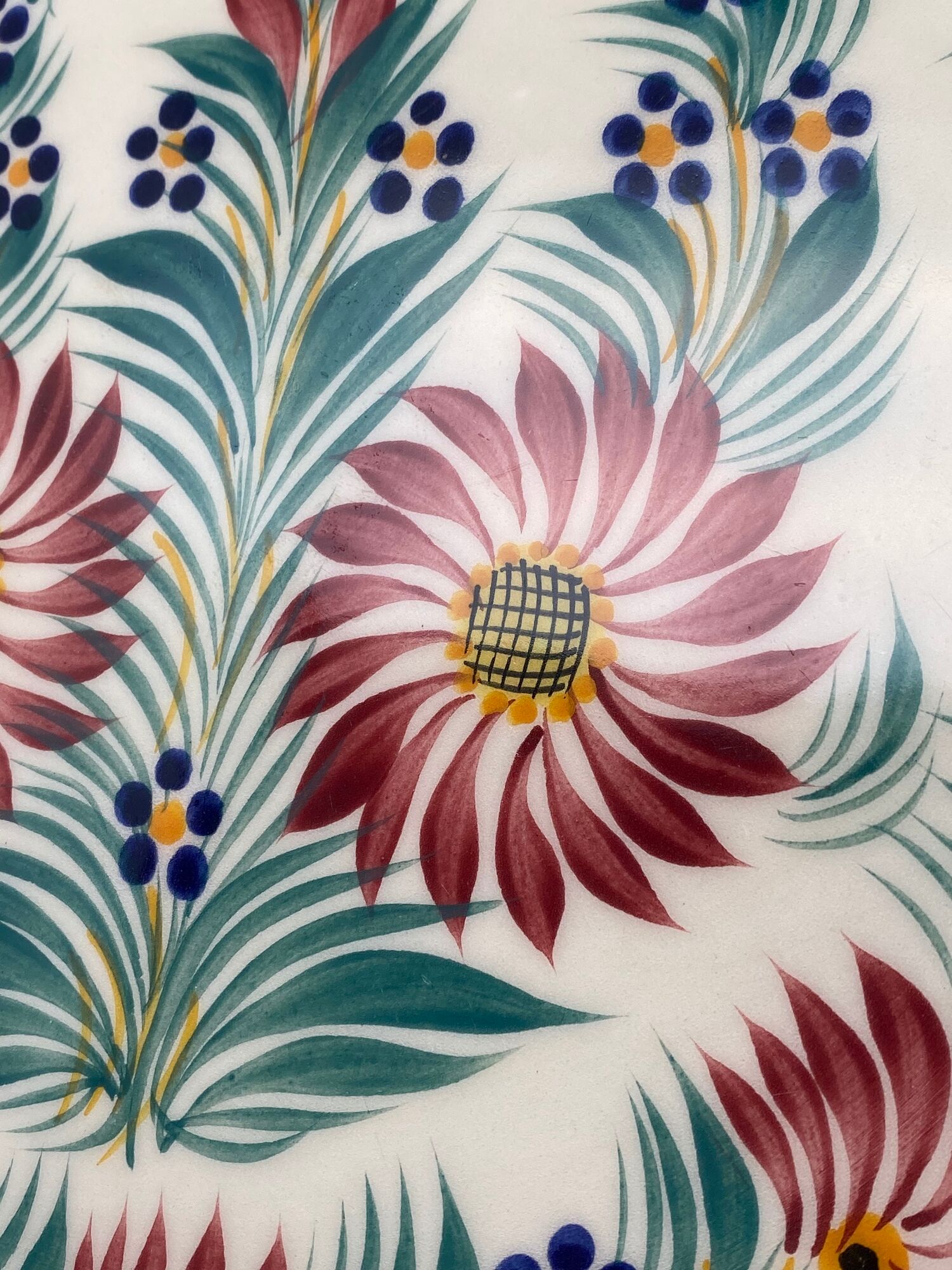 Serving dish and ceramic presentation of Quimper floral motif