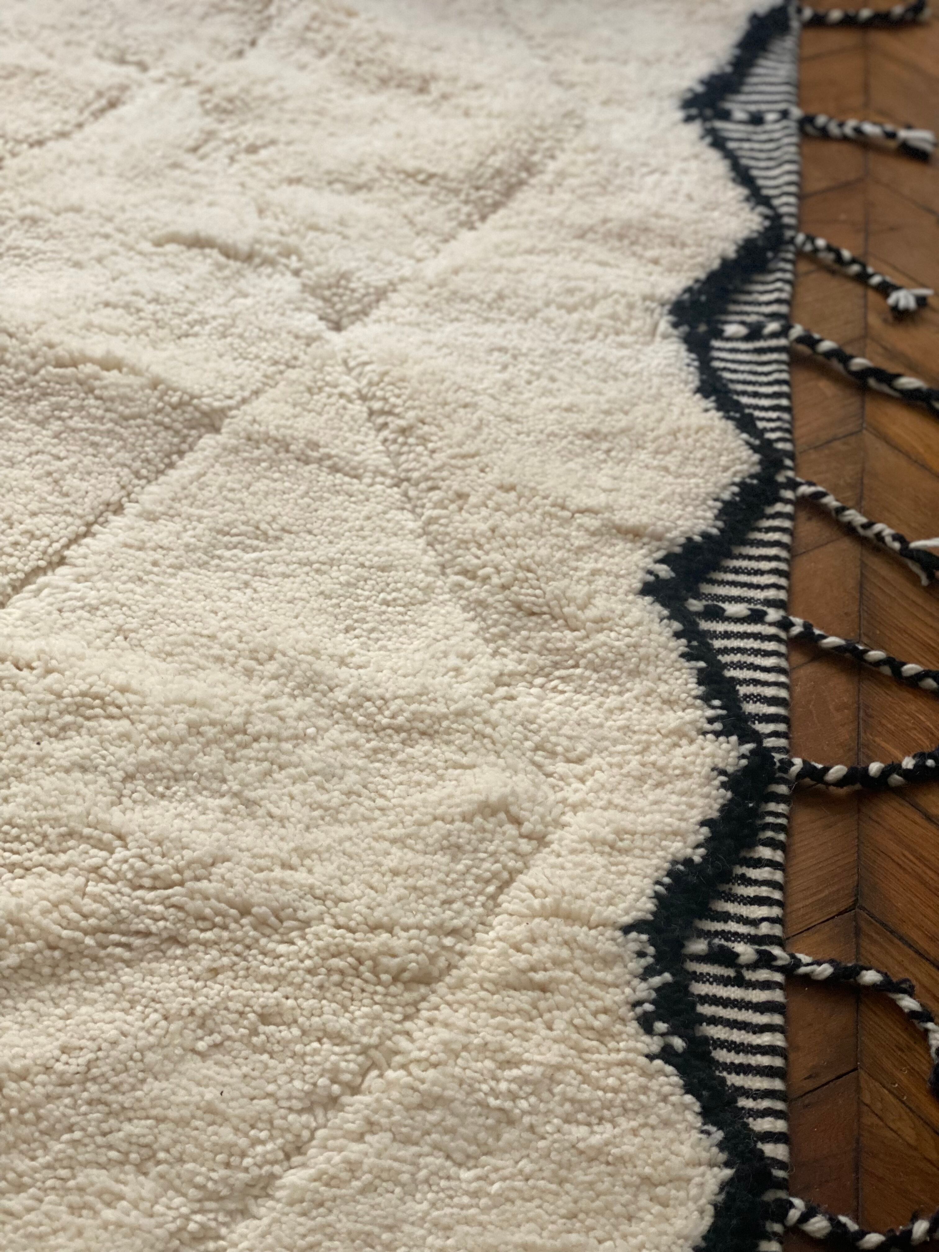 Moroccan Berber carpet beni Ouarain zanafi white and black diamonds 160x250cm