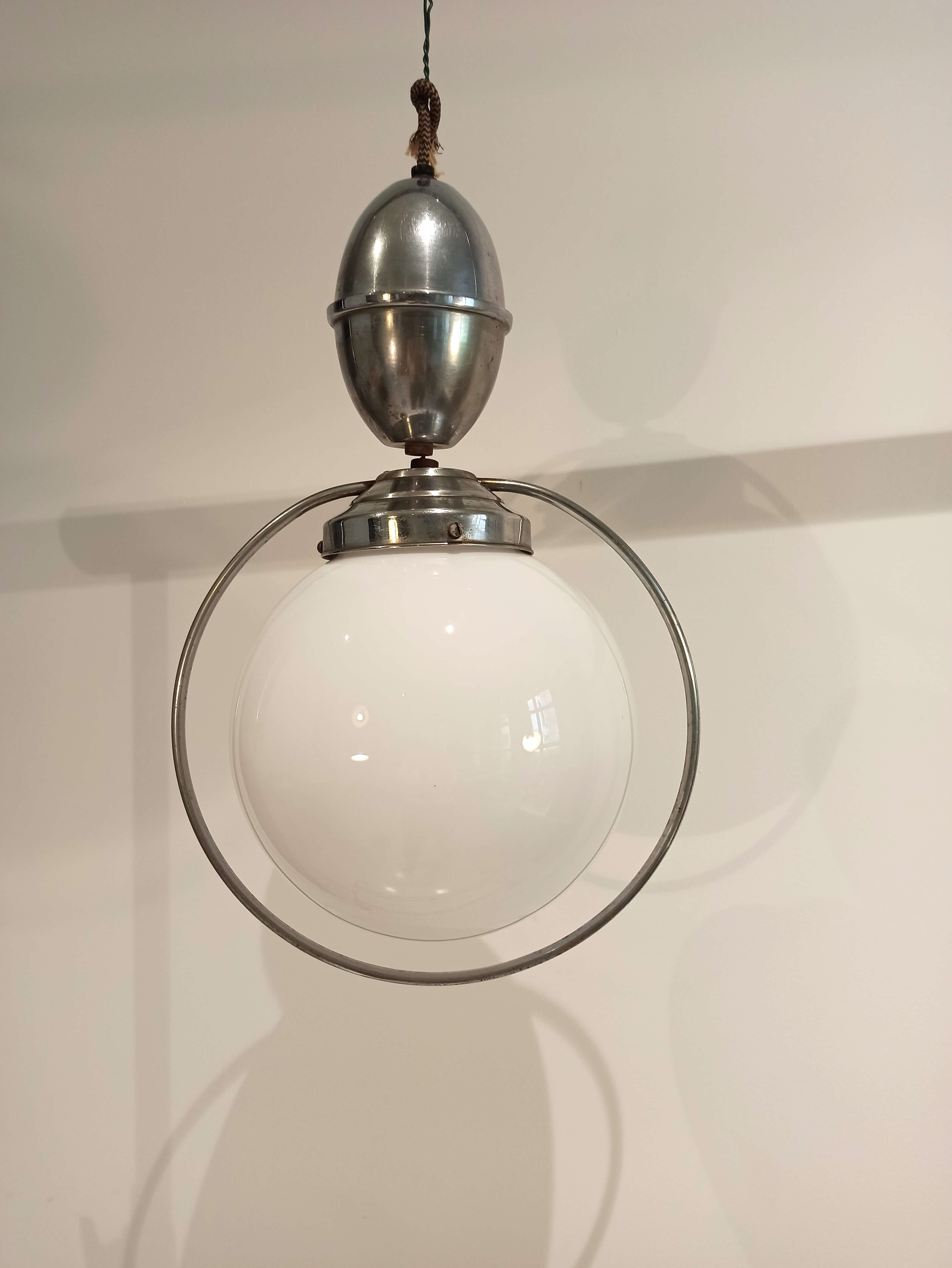 Suspension chandelier vintage globe white circle chrome goes up and down