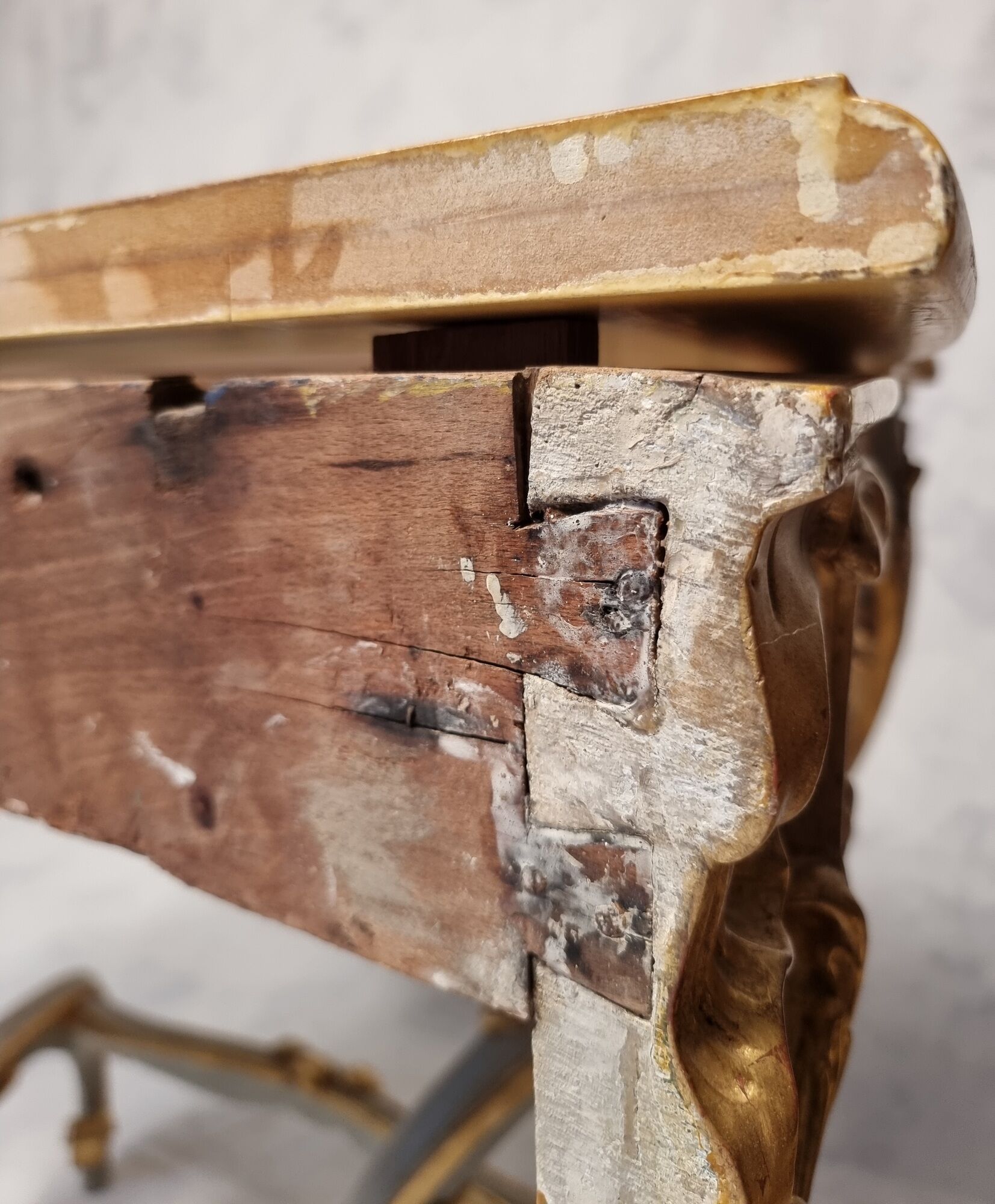 Console de style louis xv sur quatre pieds - bois laqué - 19ème