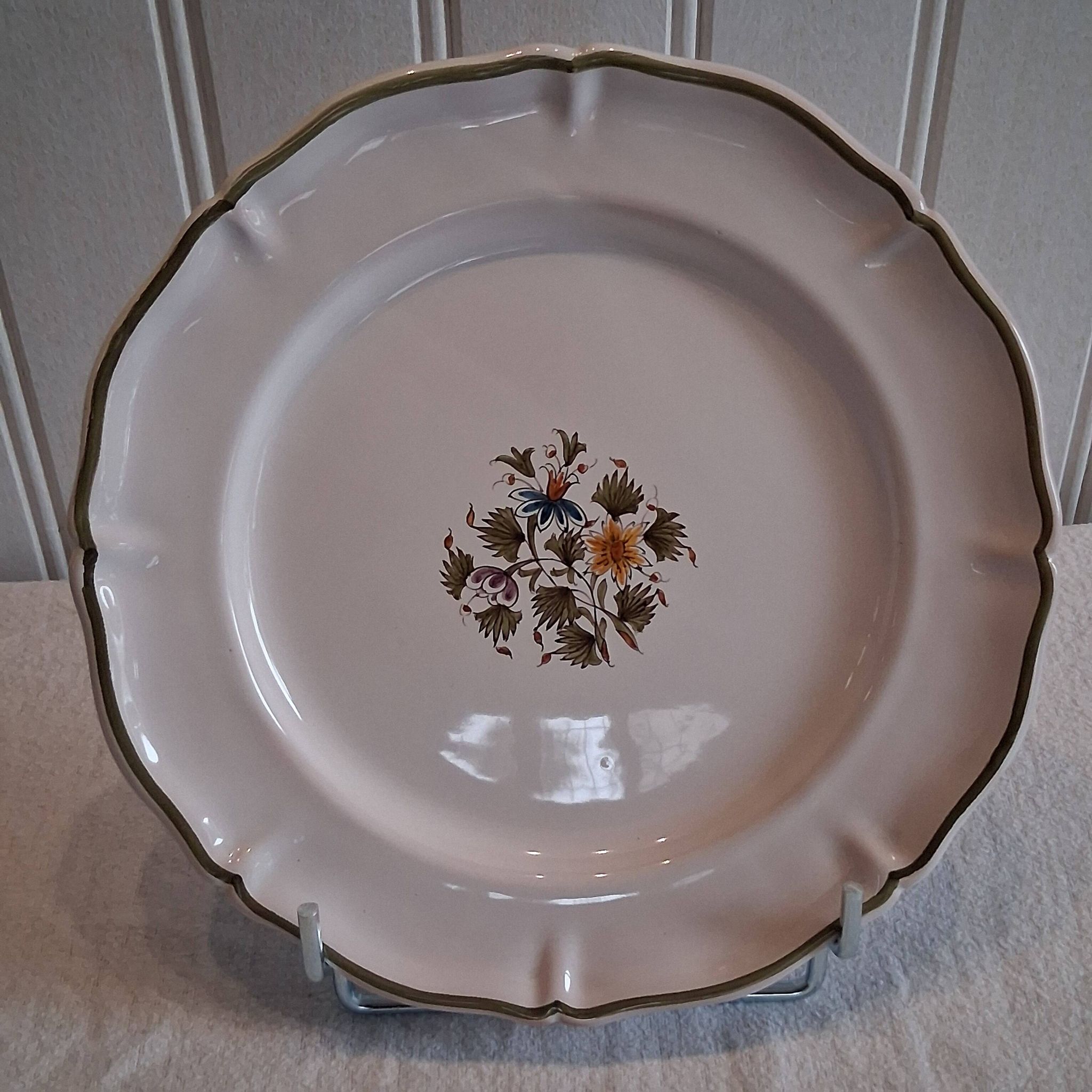 Moustier Feret plate in earthenware in very good condition.