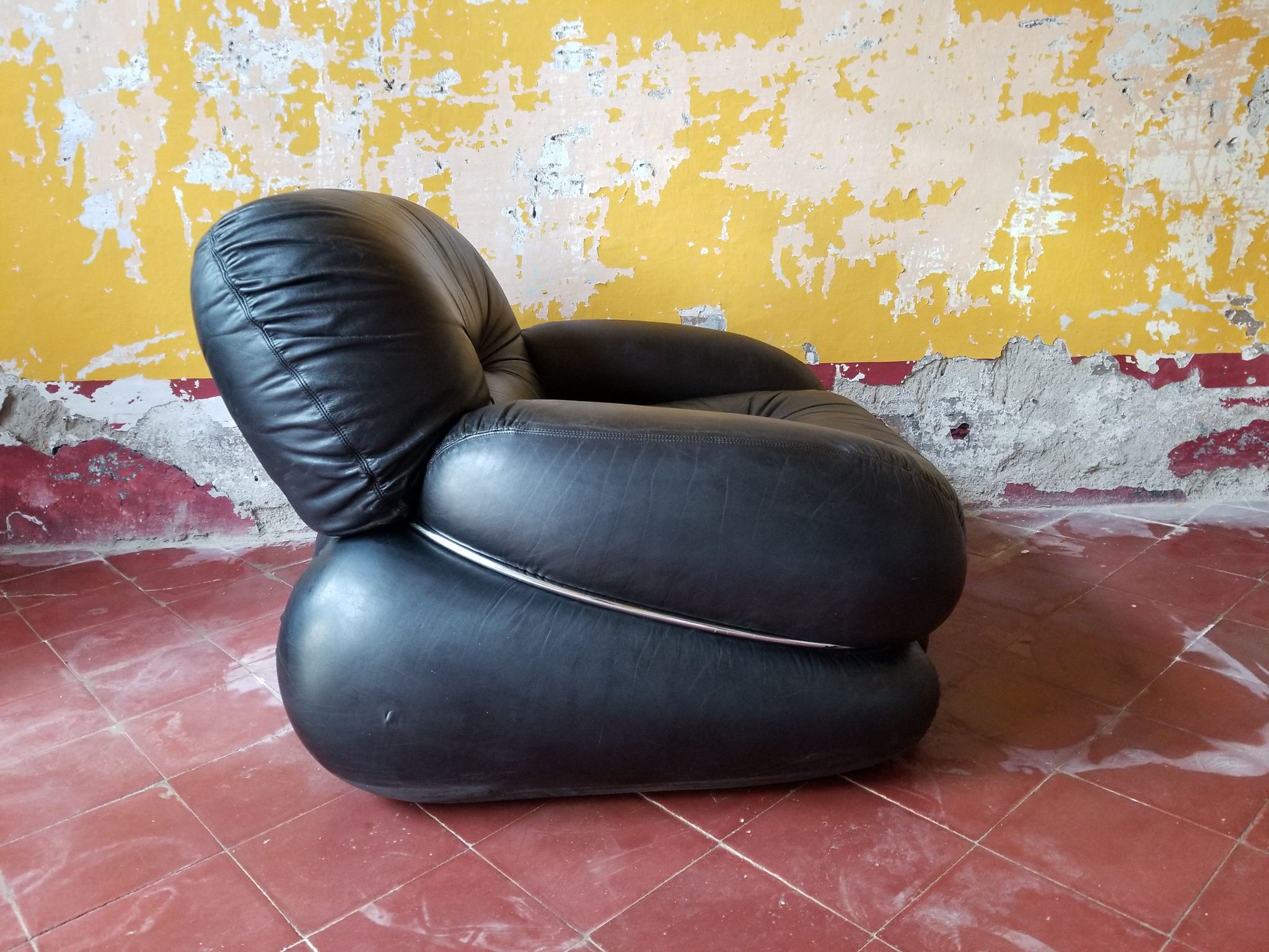 Set of 2 okay black leather lounge chairs by Adriano Piazzesi, 1970