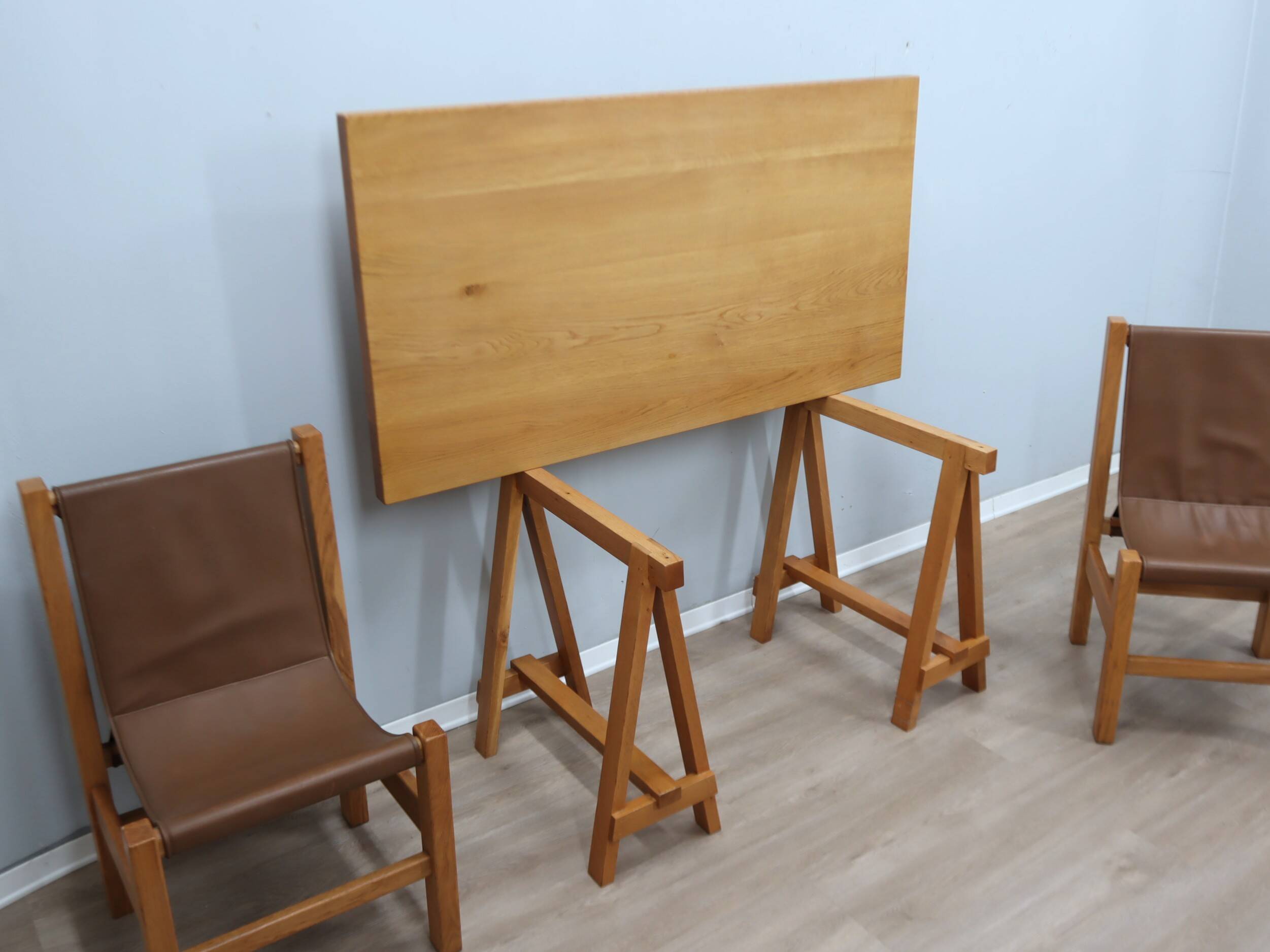 Bureau en hêtre massif avec chaises en cuir, Italie 1970
