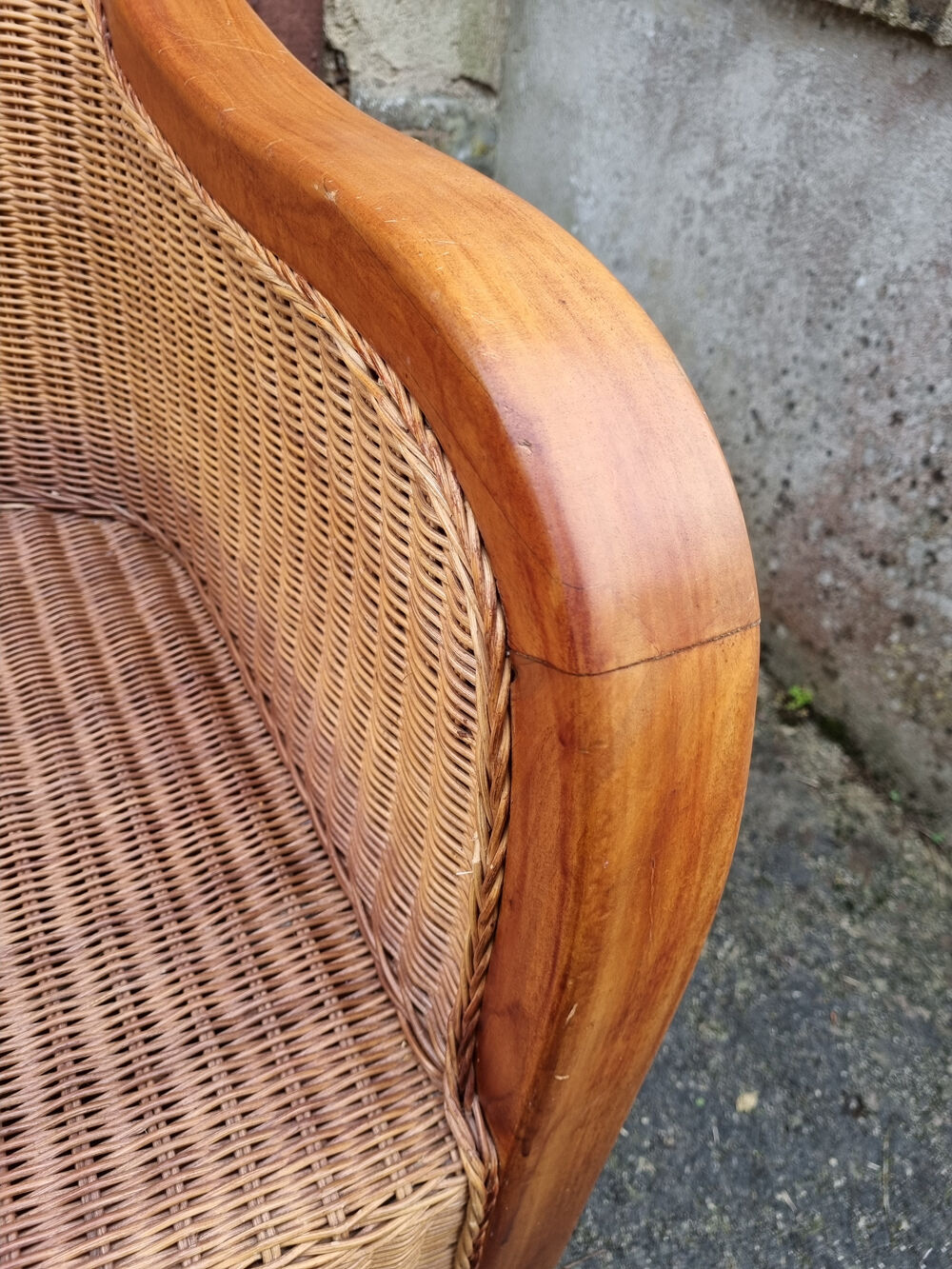Fauteuil esprit colonial, bois et rotin, accoudoirs
