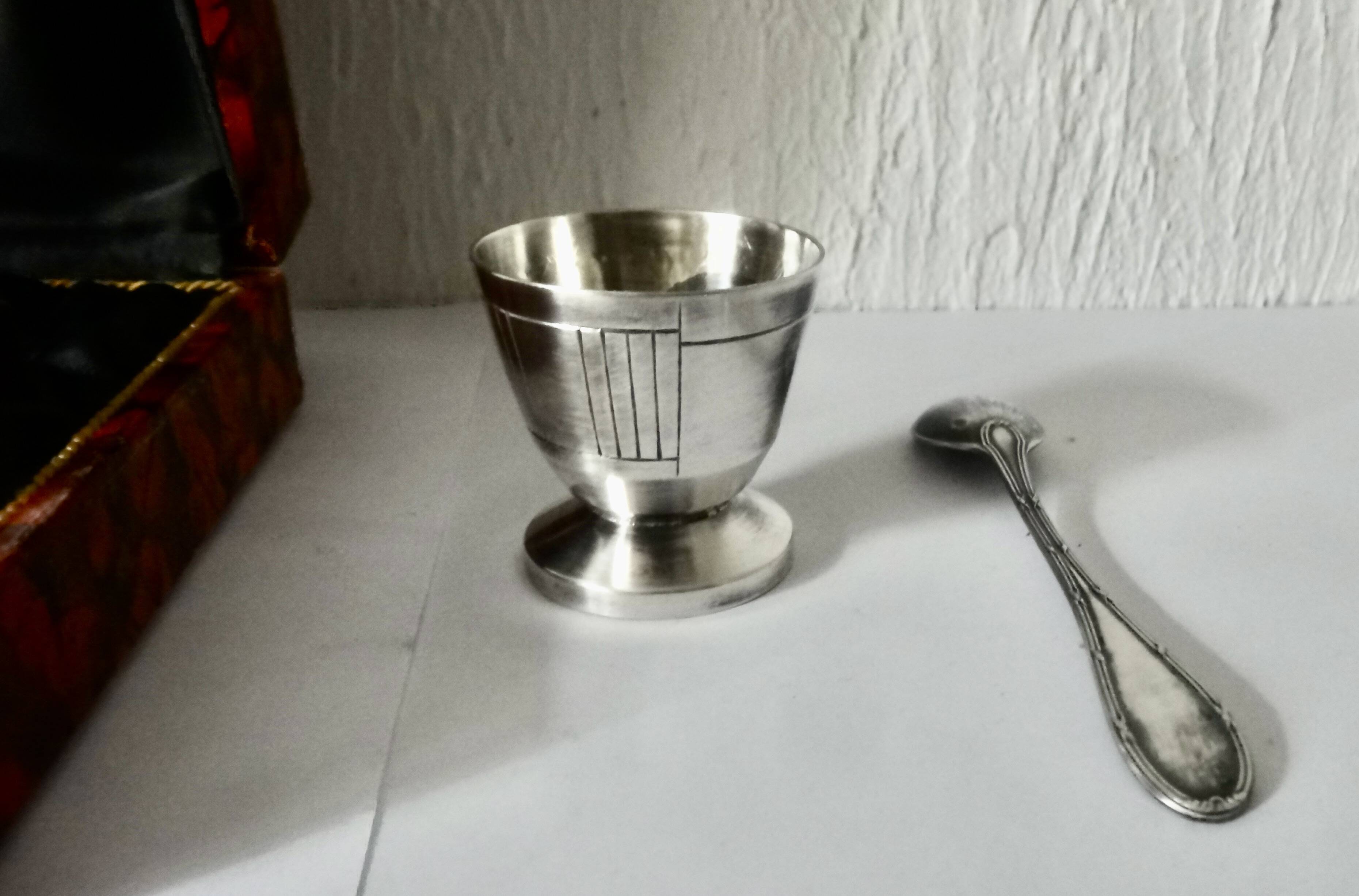 ancien coquetier avec cuillère