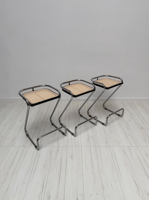 Ensemble de 3 tabourets de bar vintage italiens en osier et chrome des années 1970.