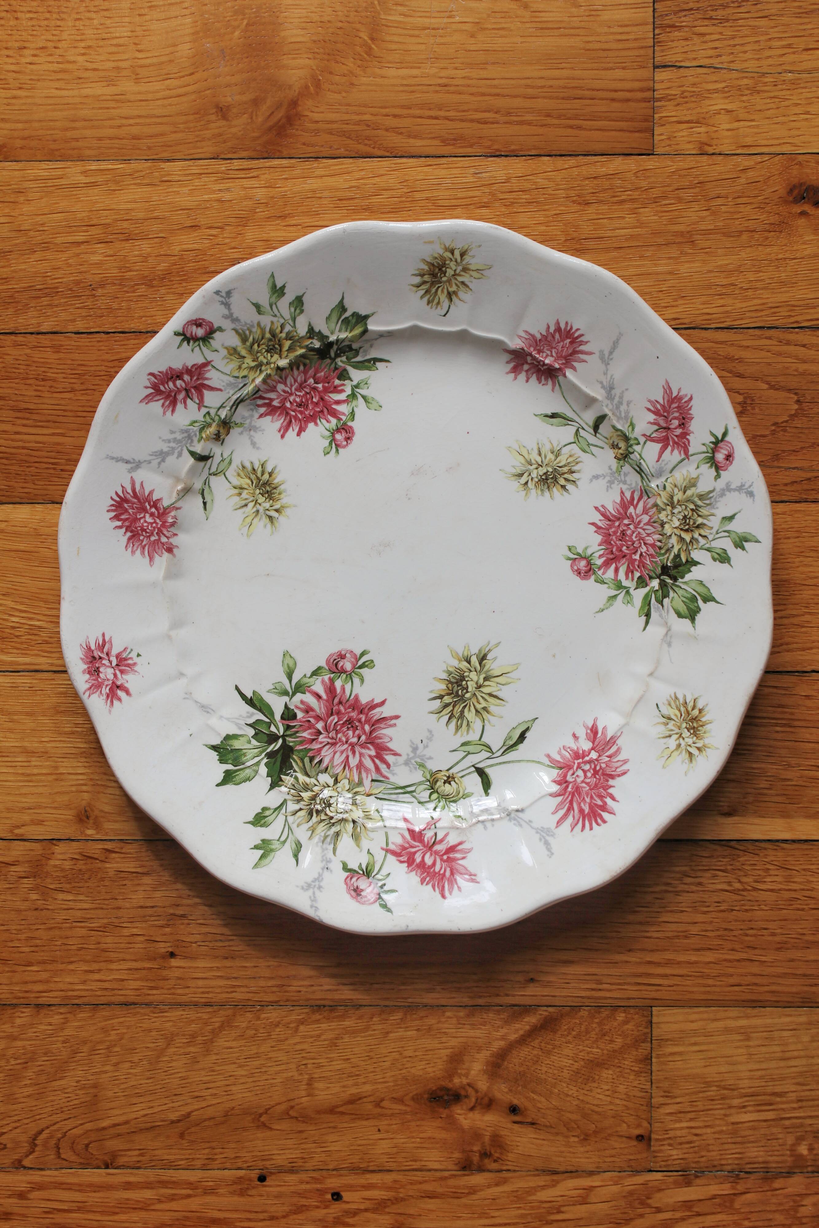 Round dish scalloped in polychrome iron earth decorated with dahlias