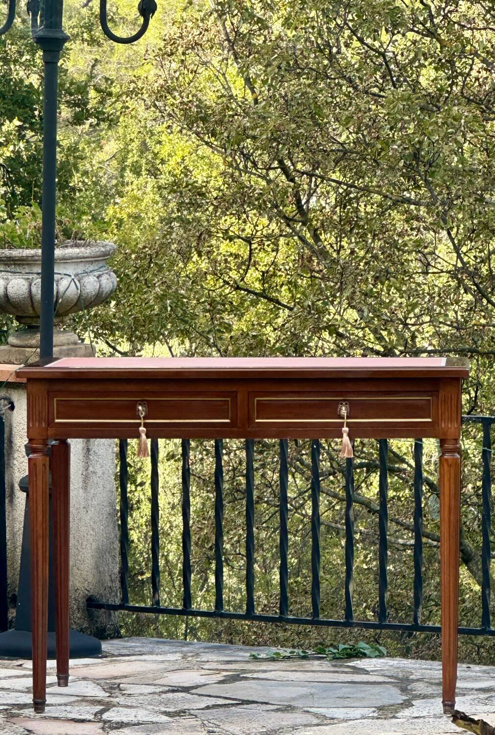 Flat desk in mahogany in the Louis XVI style.
