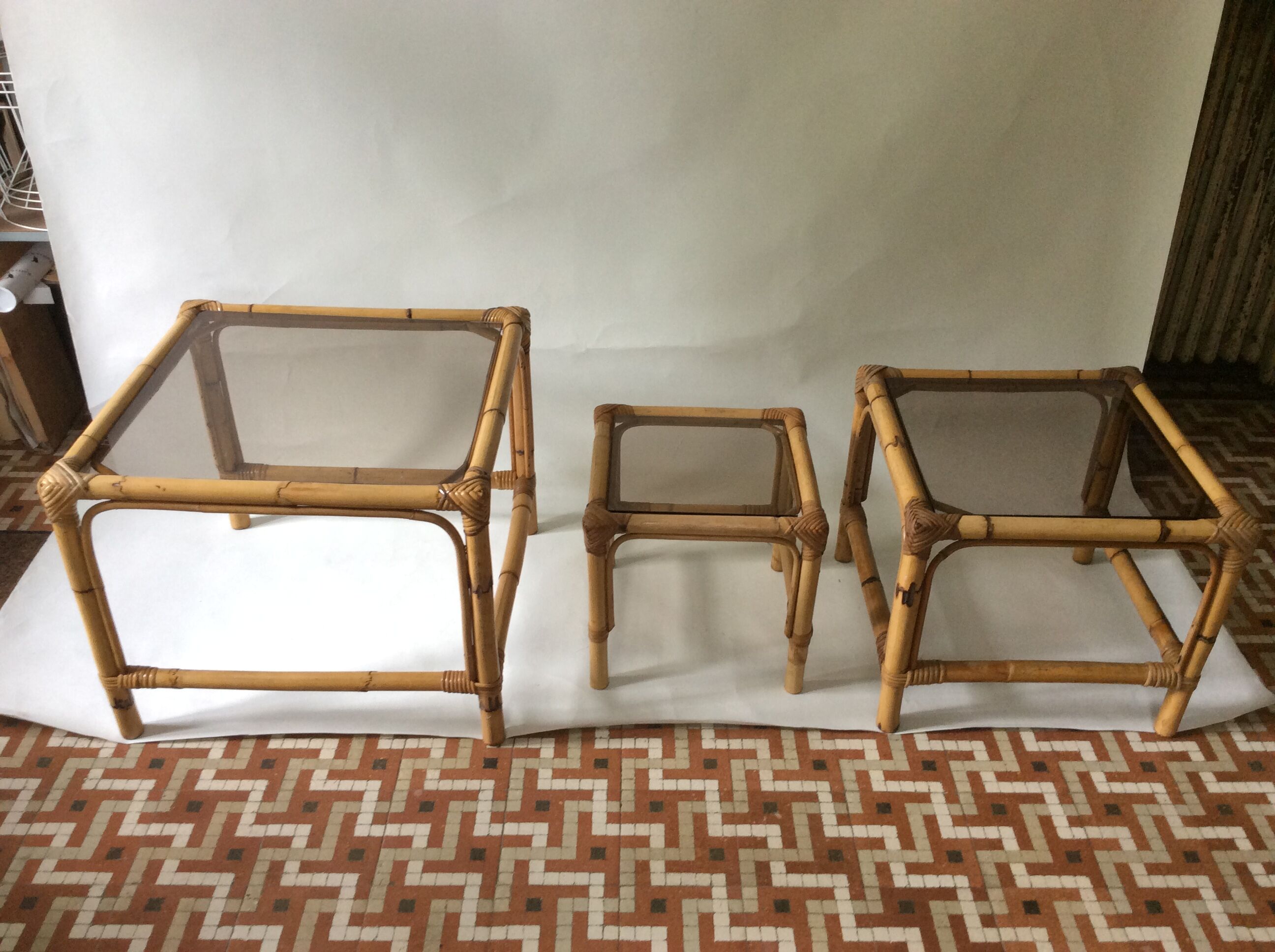 Trio de tables basses en rotin vintage