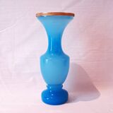 Vase en verre opalin couleur bleu ciel