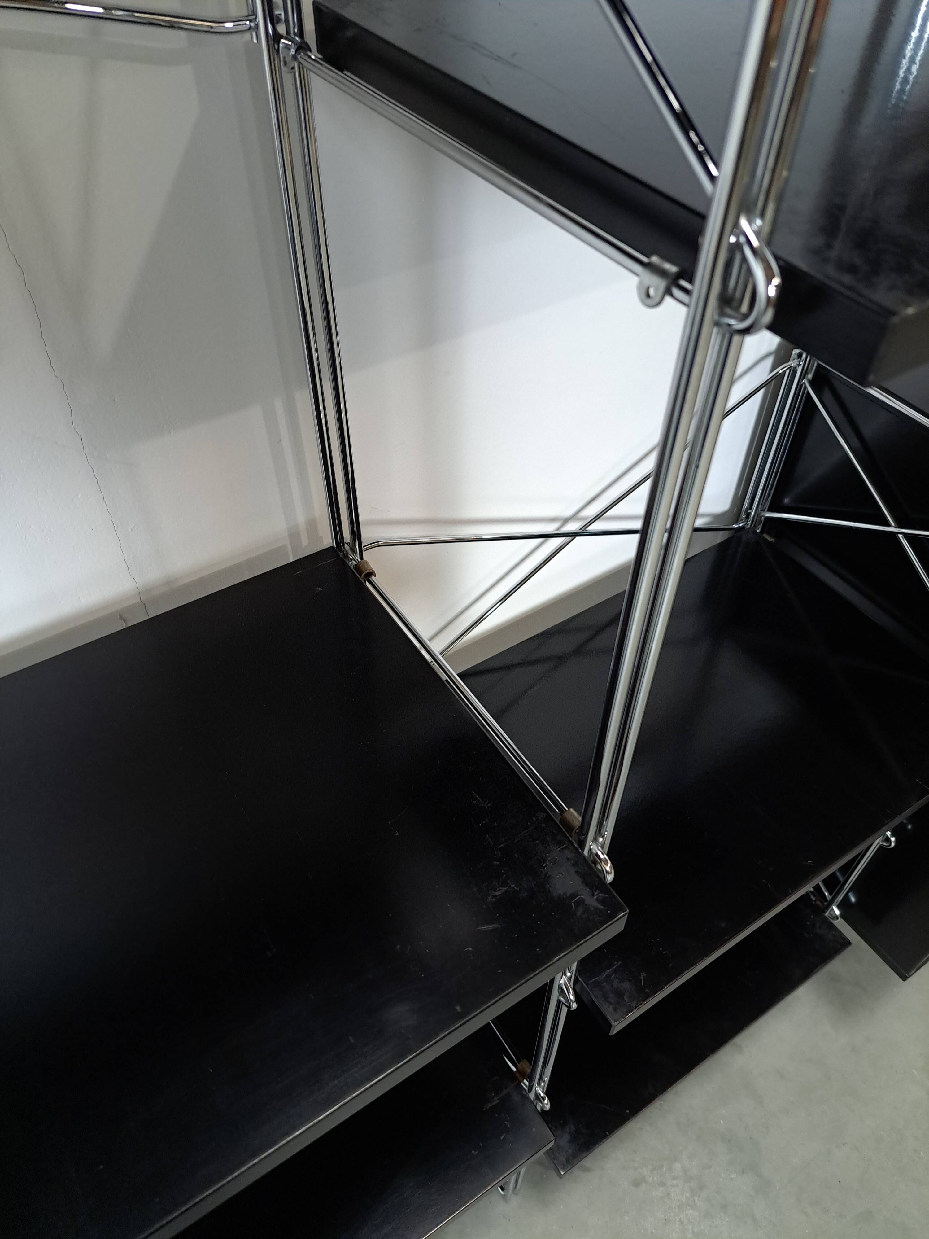 Deens design Denka modulaire kast met chromen houders en planken