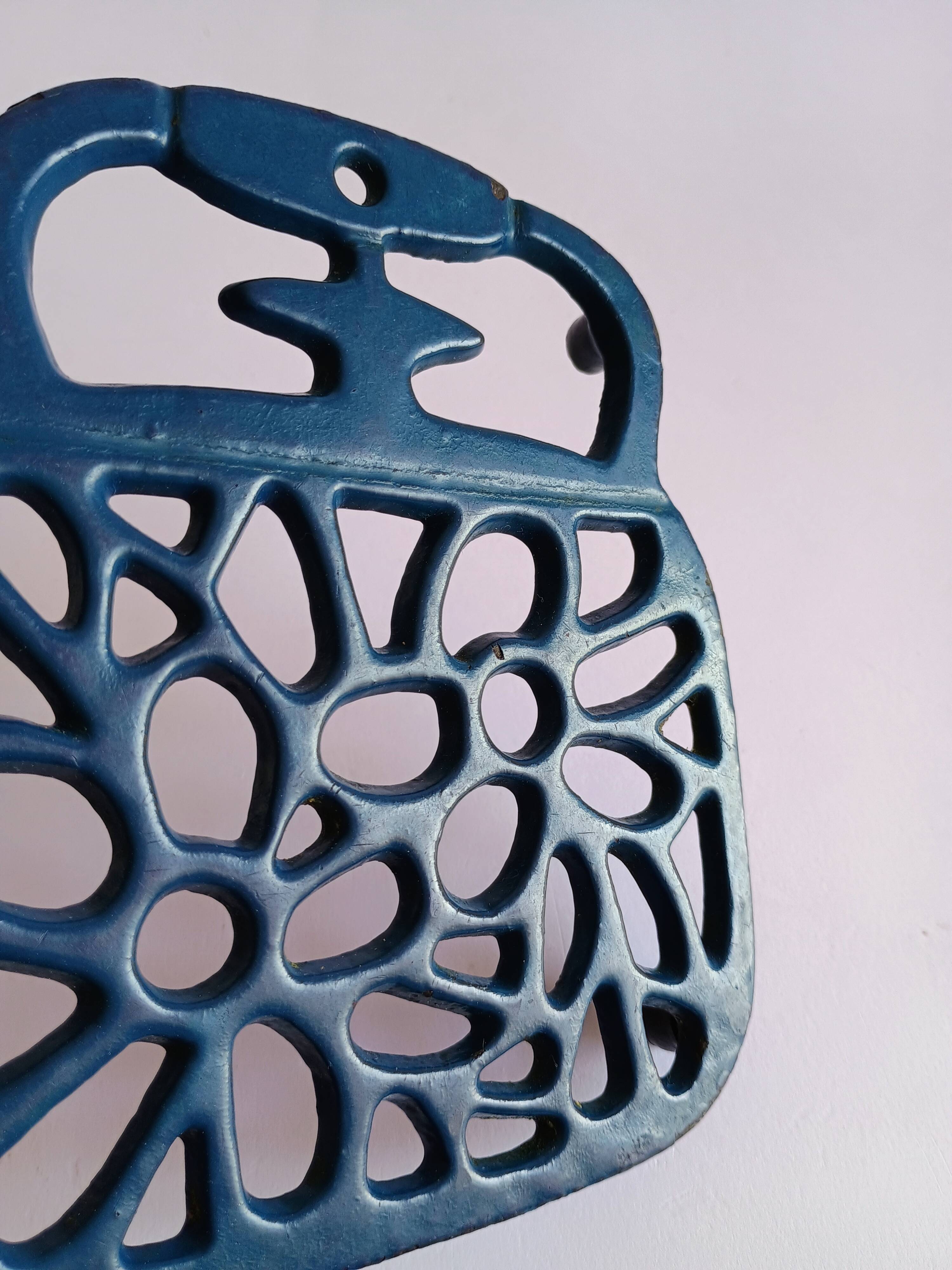 Kettle-shaped cast iron trivet