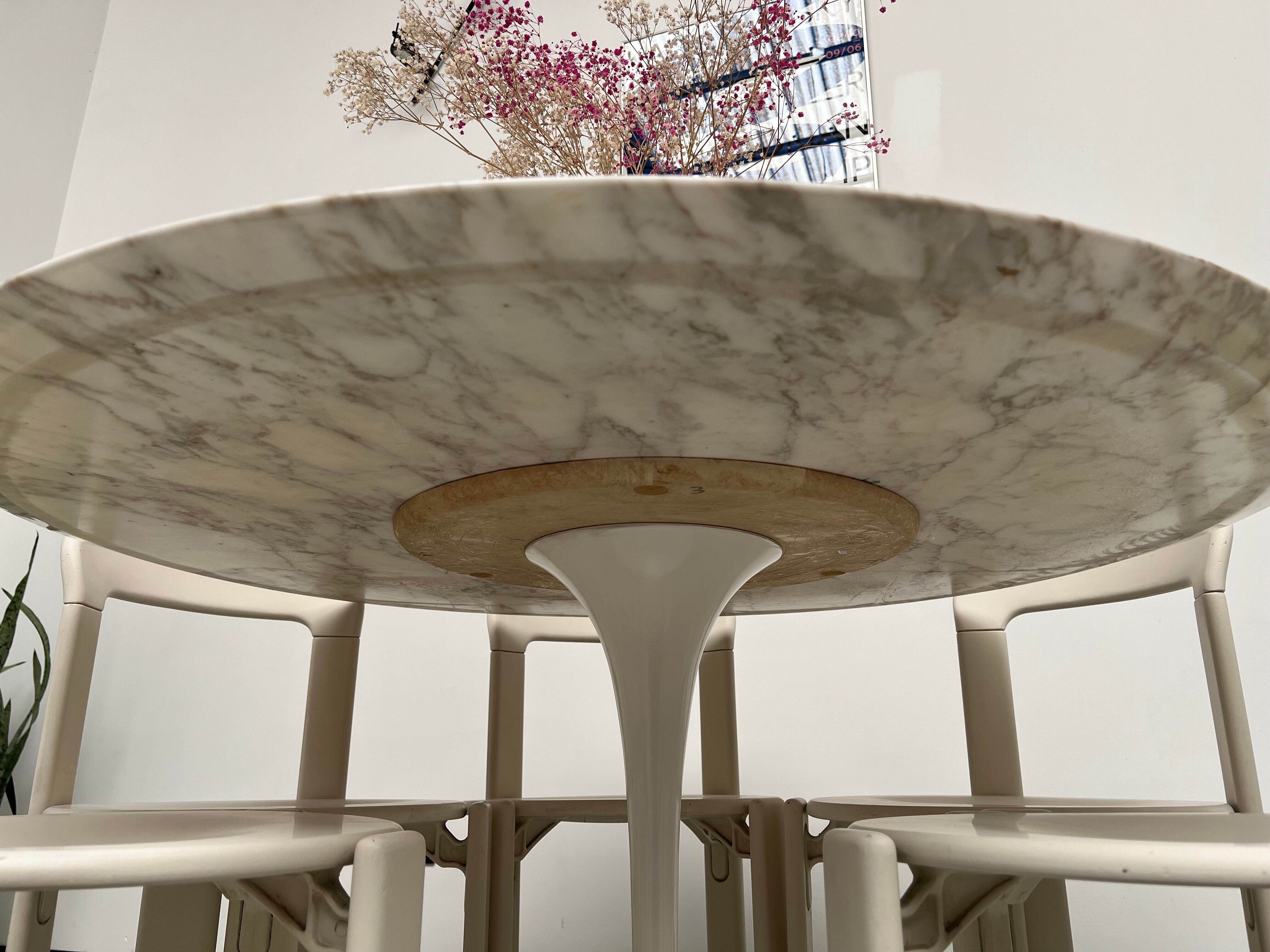 Florence Knoll round table, marble top and tulip base, circa 1960, Eero Saarinen