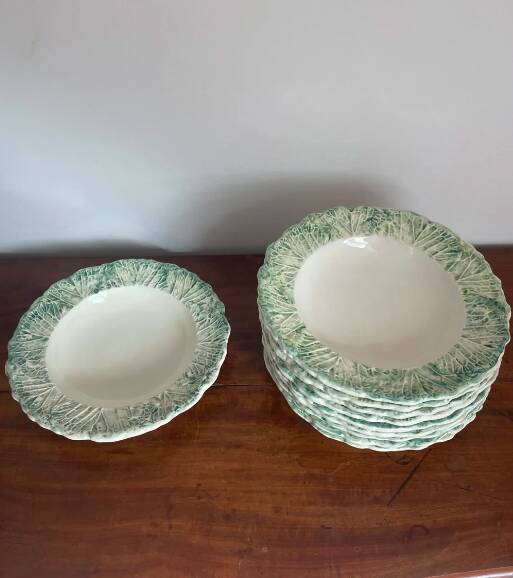 Soup plates with cabbage barbotine