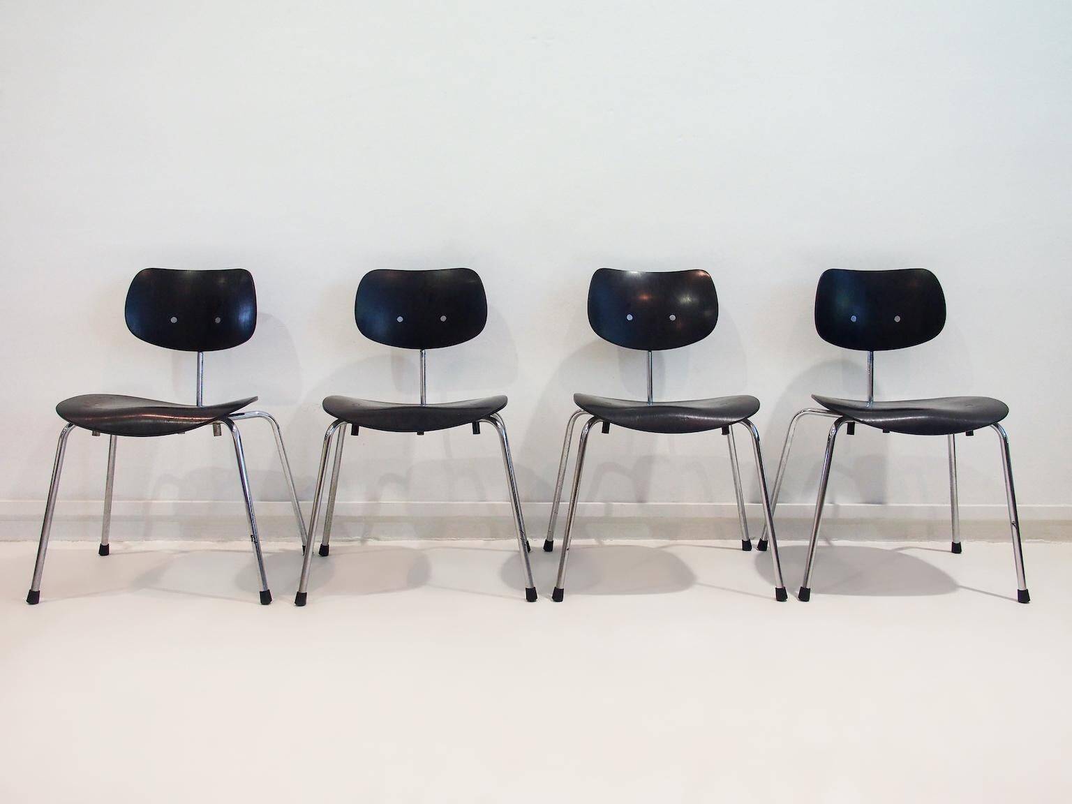 Ensemble de quatre chaises Egon Eiermann modèle SE 68 en contreplaqué laqué noir et acier