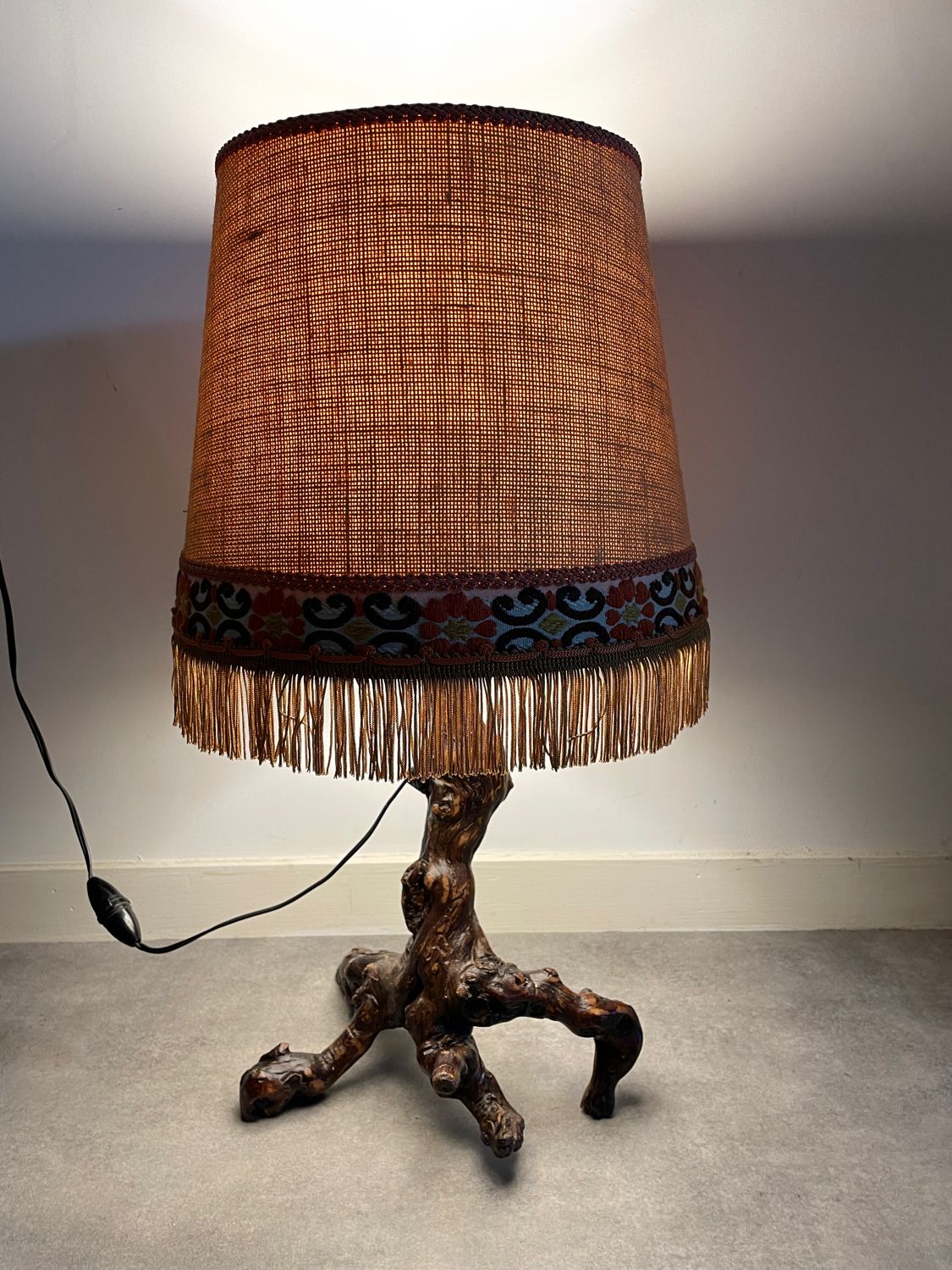 Lampe brutaliste pied de vigne