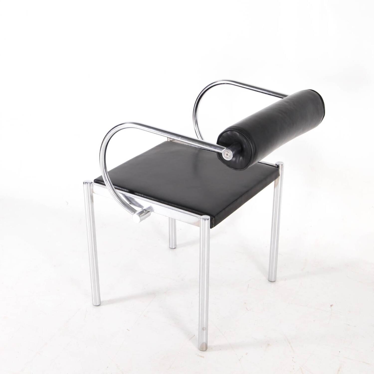 Set of 6 chrome and leather chairs