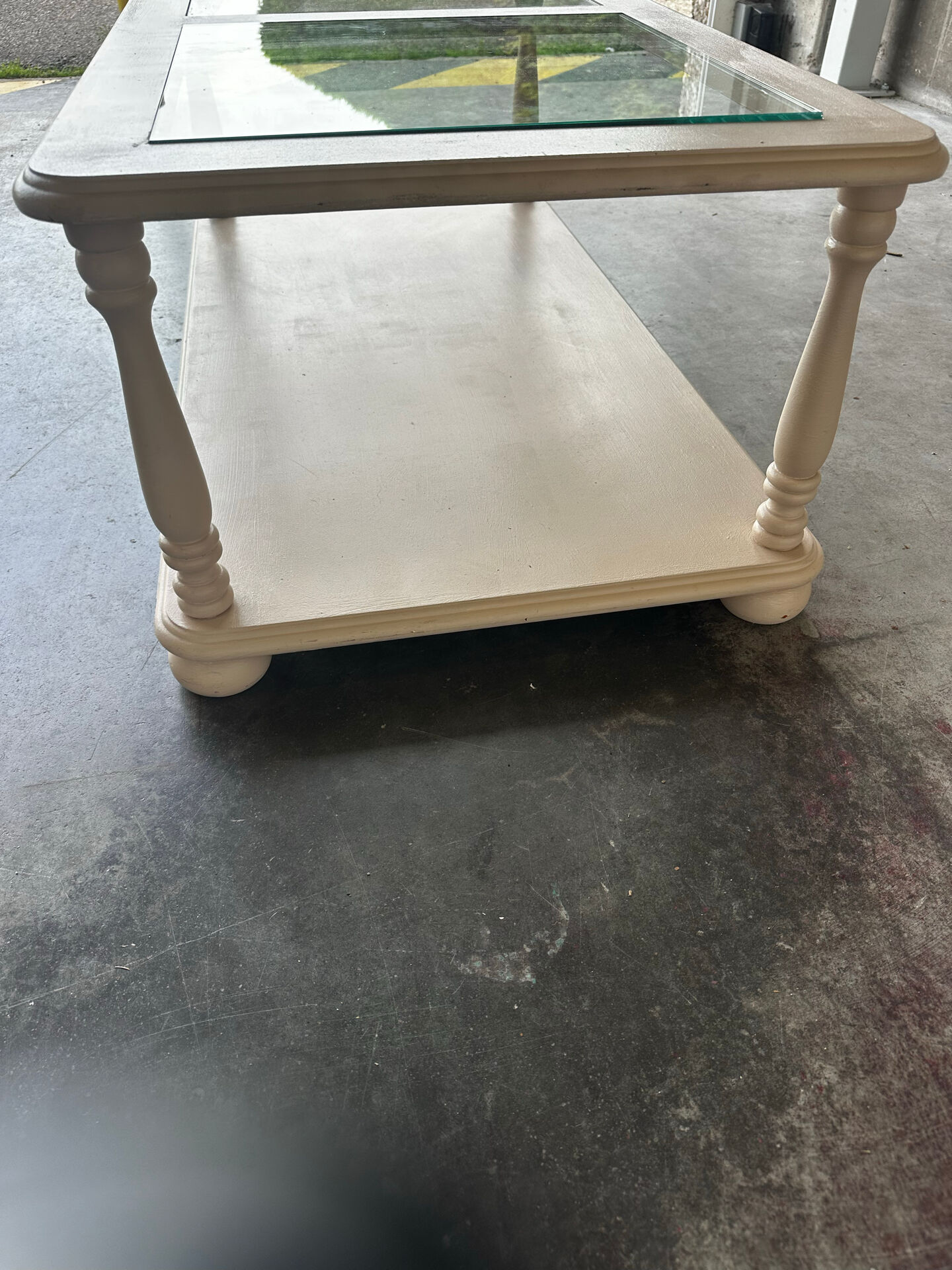 Table basse vintage crème rosé à double plateau et verre