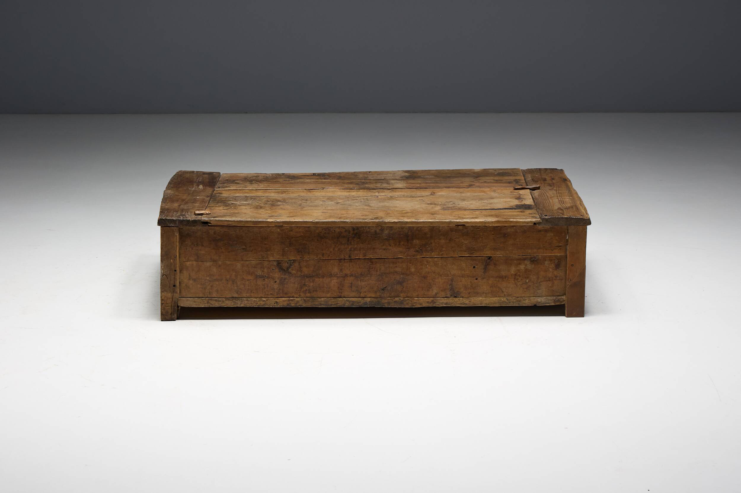Table basse en chêne rustique vernaculaire, France, 20e siècle