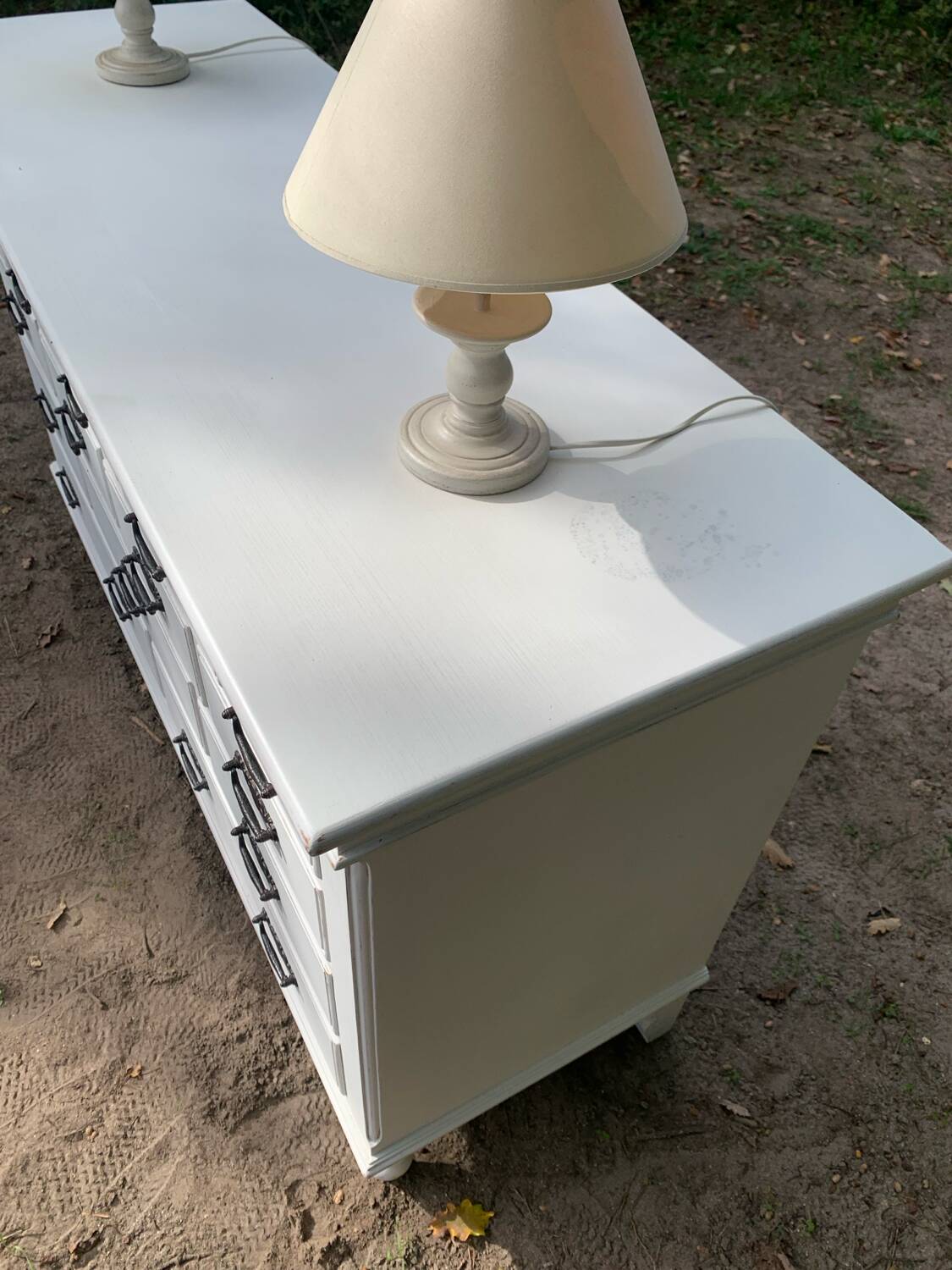 Dresser/set of drawers and its table lamps
