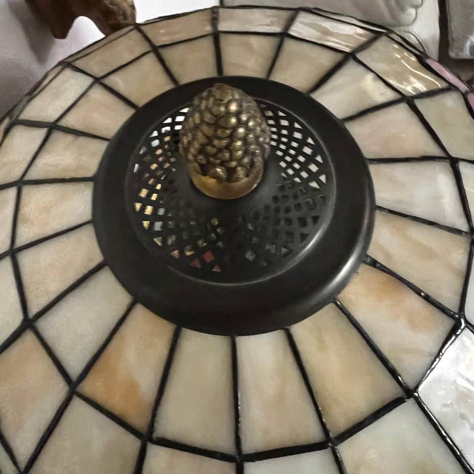 Arts & Crafts table lamp in leaded stained glass, 20th century.