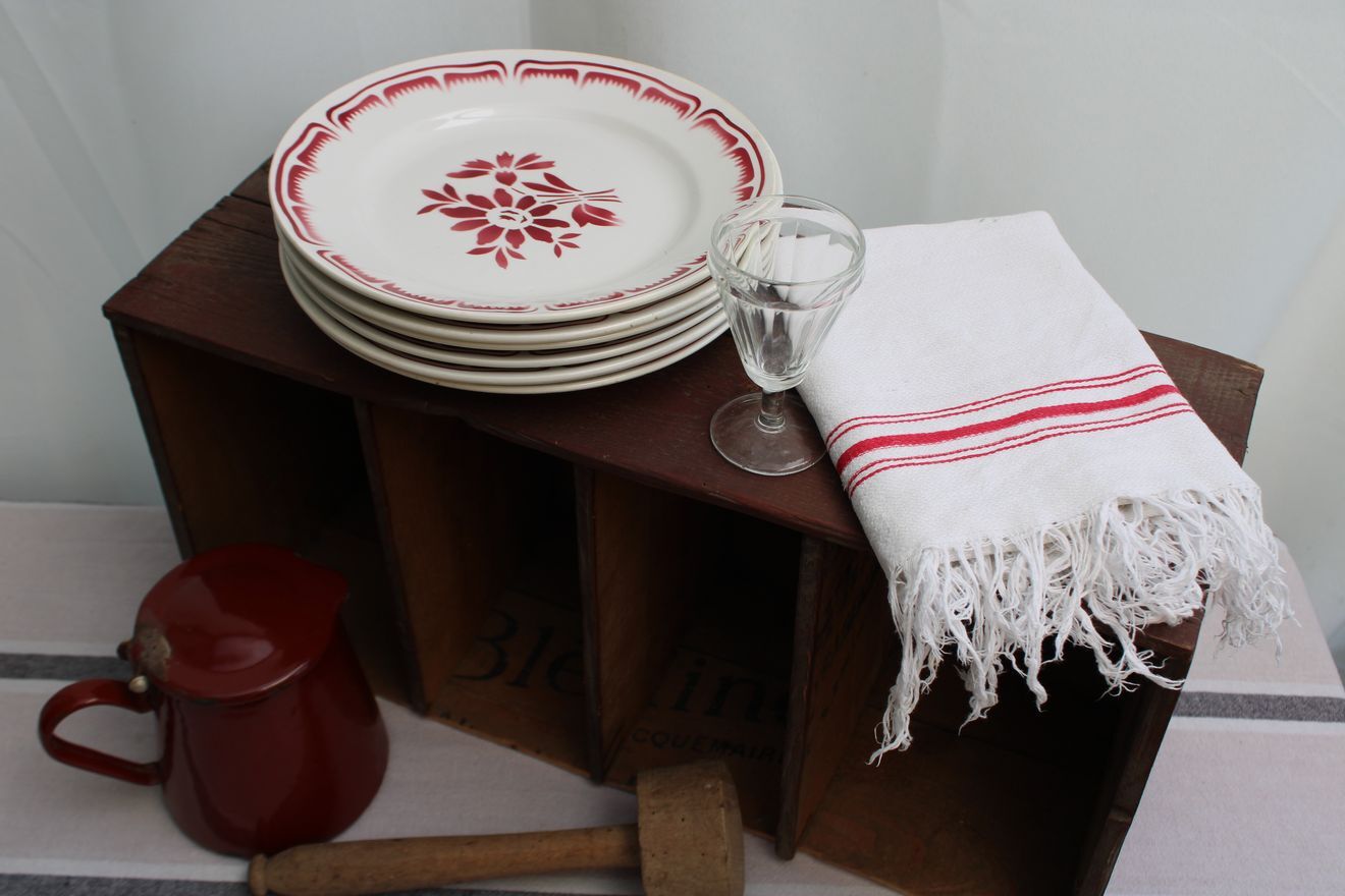 Set of 6 flat ceramic plates
