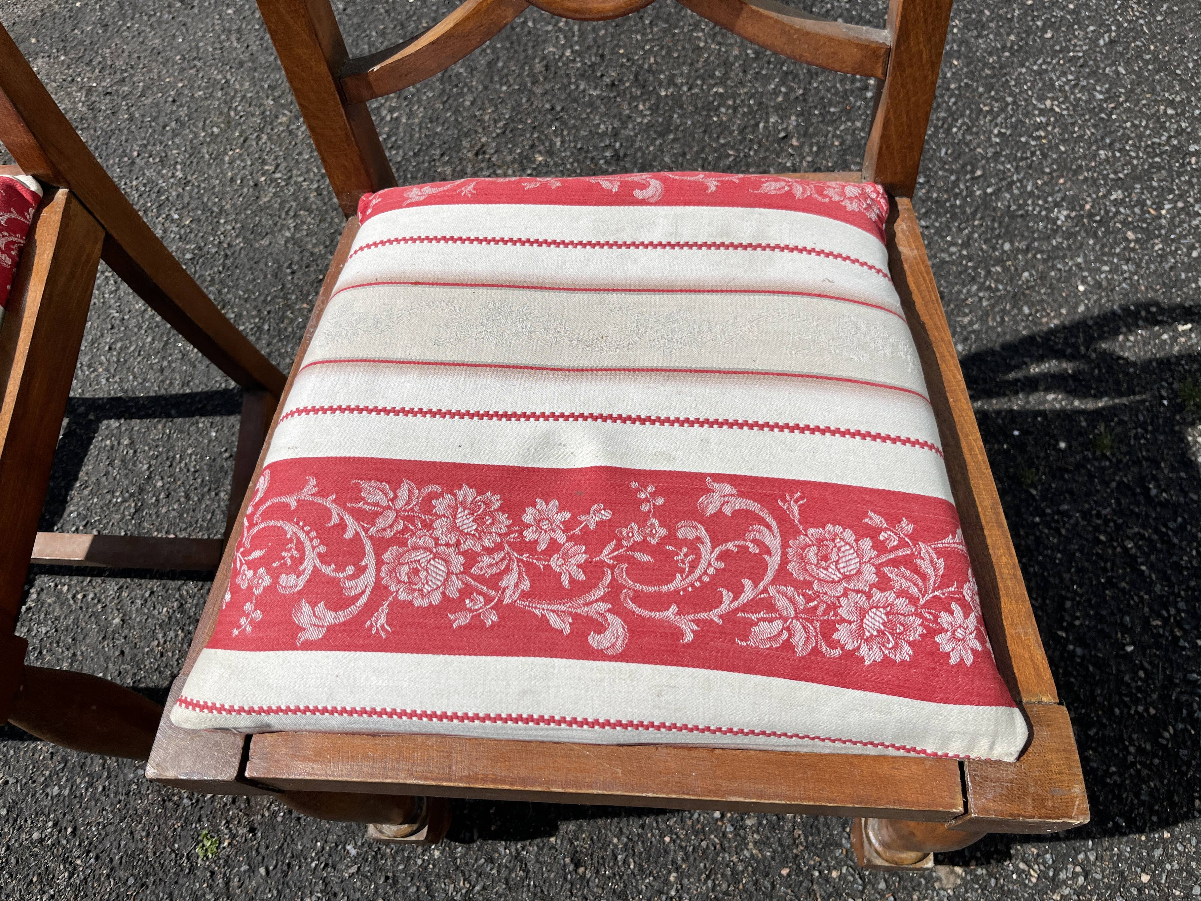 Paire de chaises anciennes bois noyer rosace coussin rayé rouge