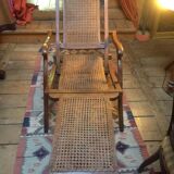 Ancienne chaise longue de paquebot cannée