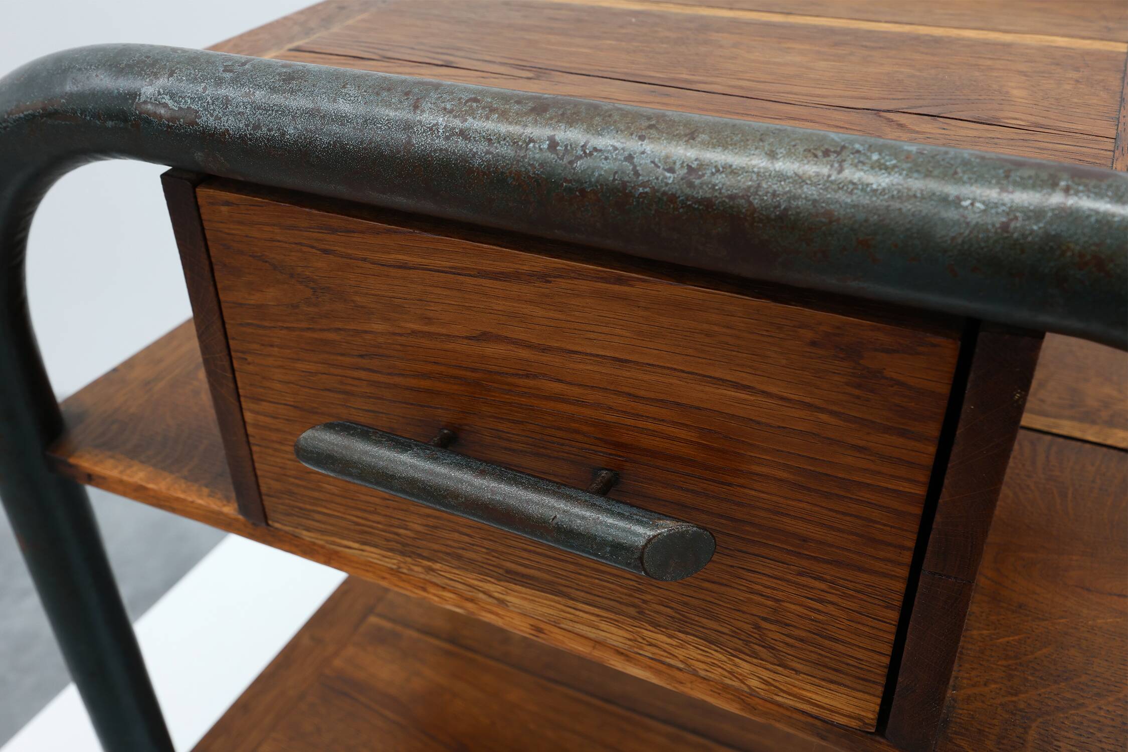 Table d'appoint ou table de chevet industrielle, Belgique vers 1910