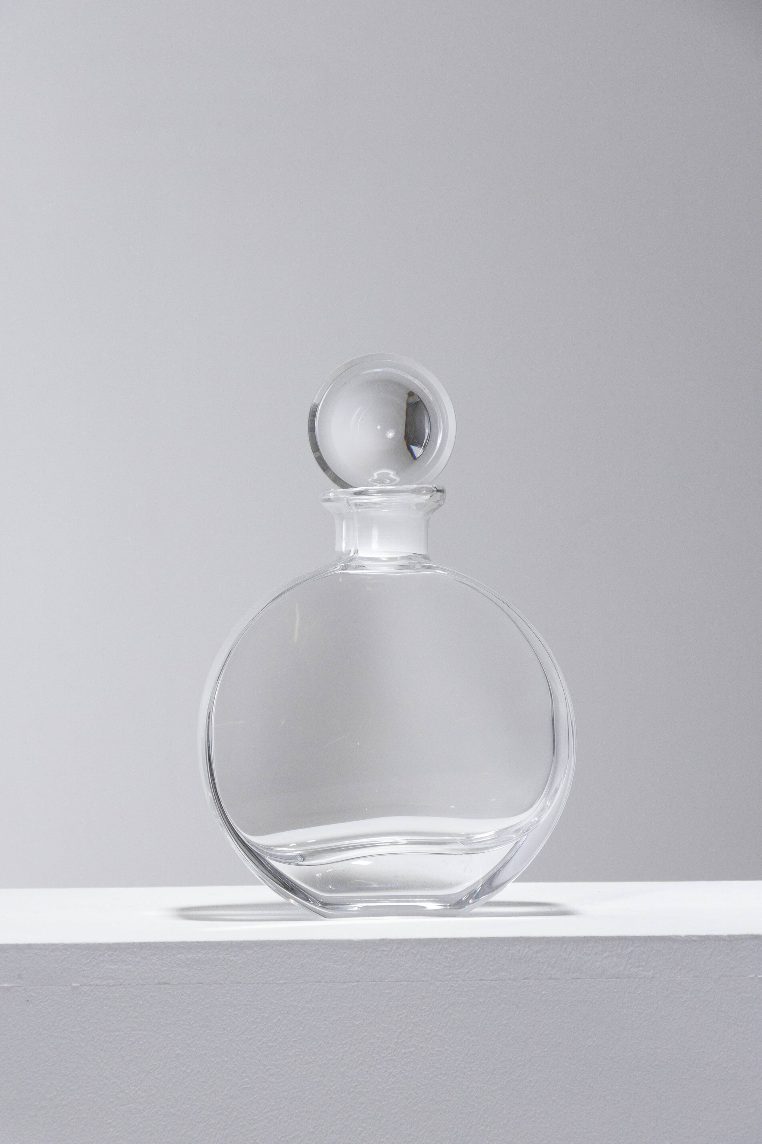 Flacon en verre moulé, 1940s