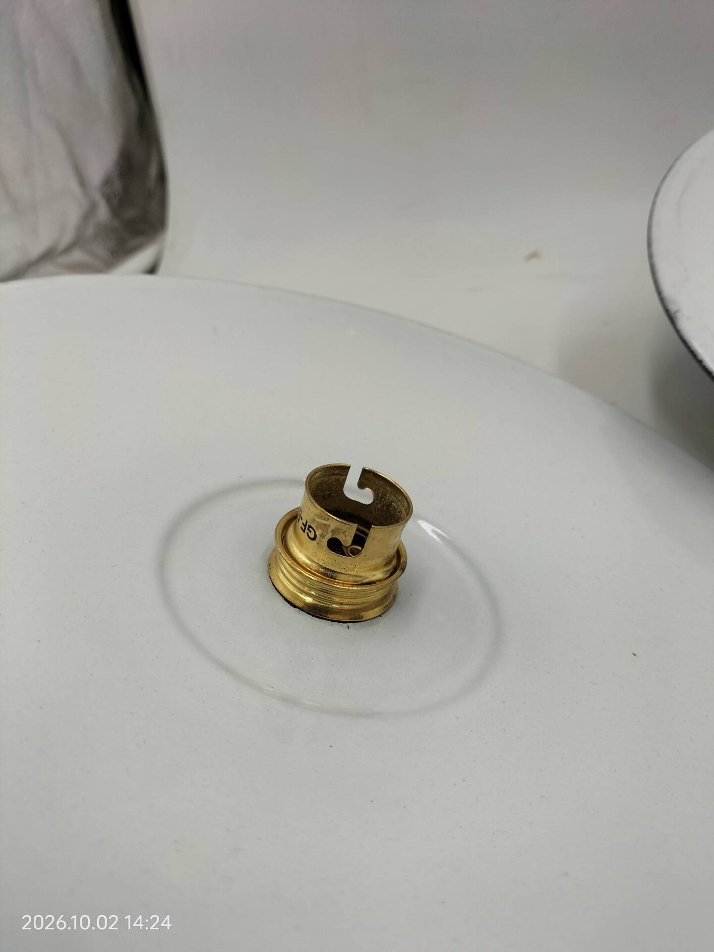 Suspensions in enamelled sheets
