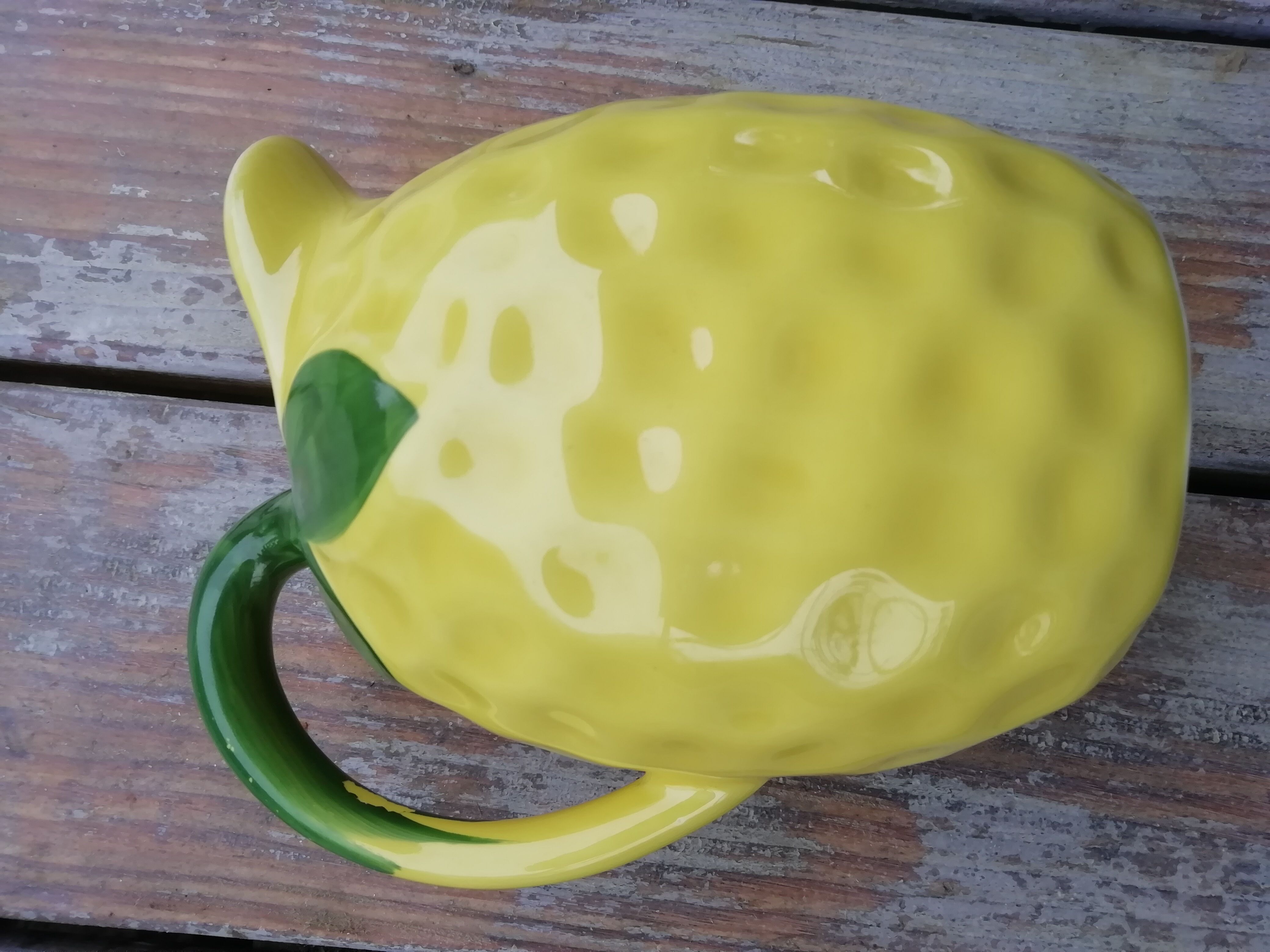 Pitcher dabbling lemon