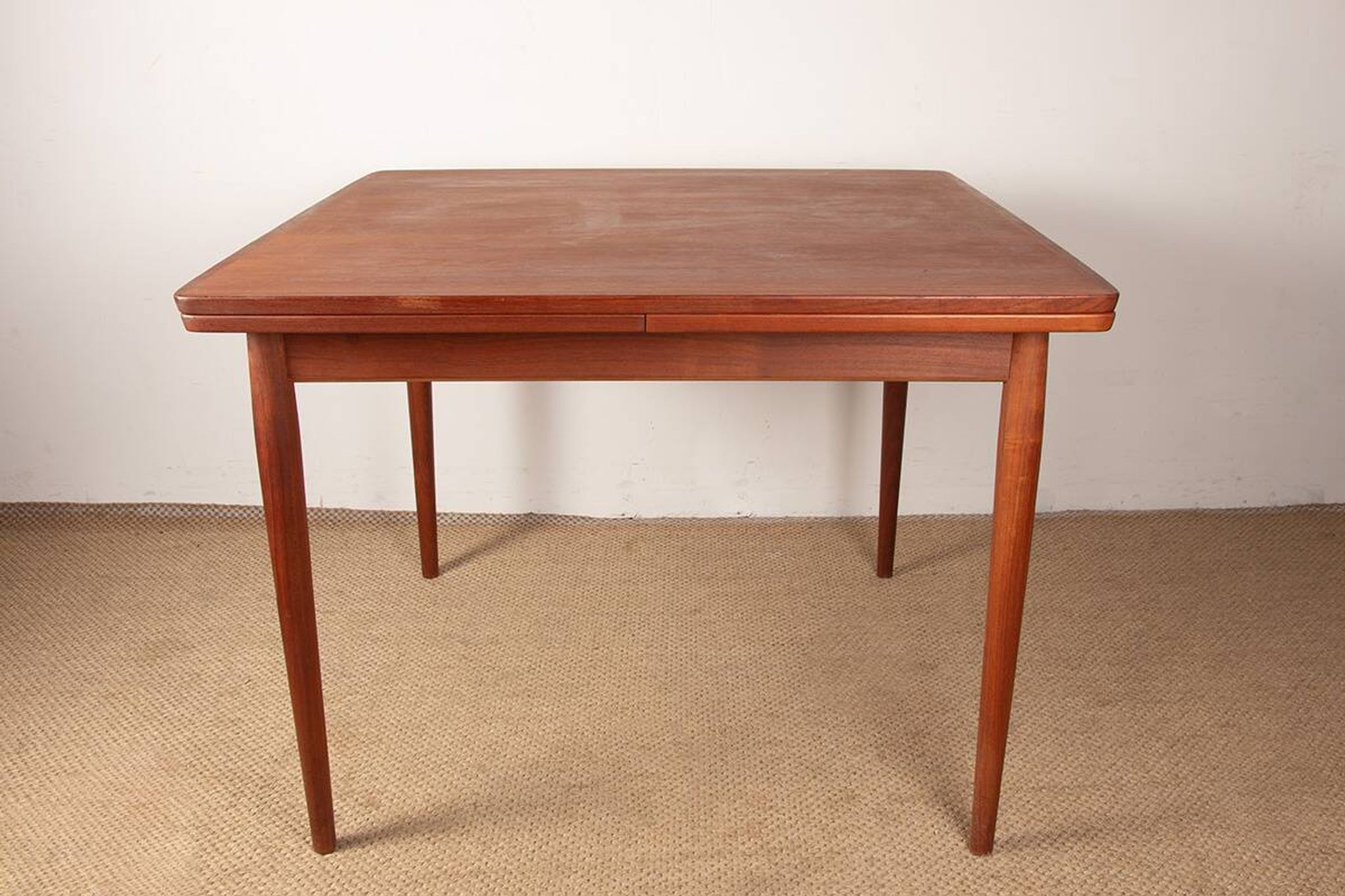 Table de repas Danoise carrée et extensible, teck, modèle 592, Arne Vodder.